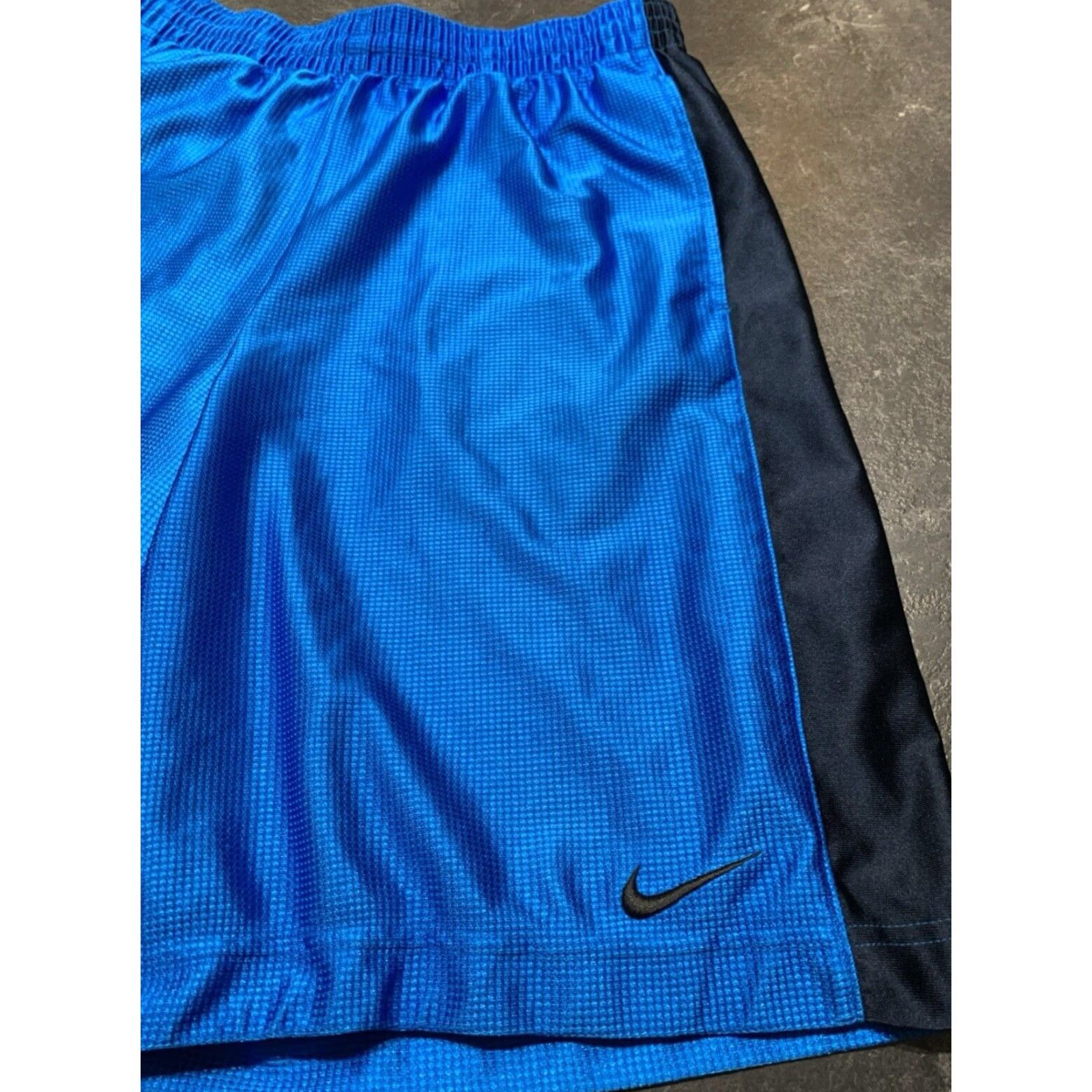 Nike VINTAGE Nike Mens Athletic Basketball Shorts Blue Stripe 32 Inch Waist L Microfiber Running Gym Size US 33 - 2 Thumbnail