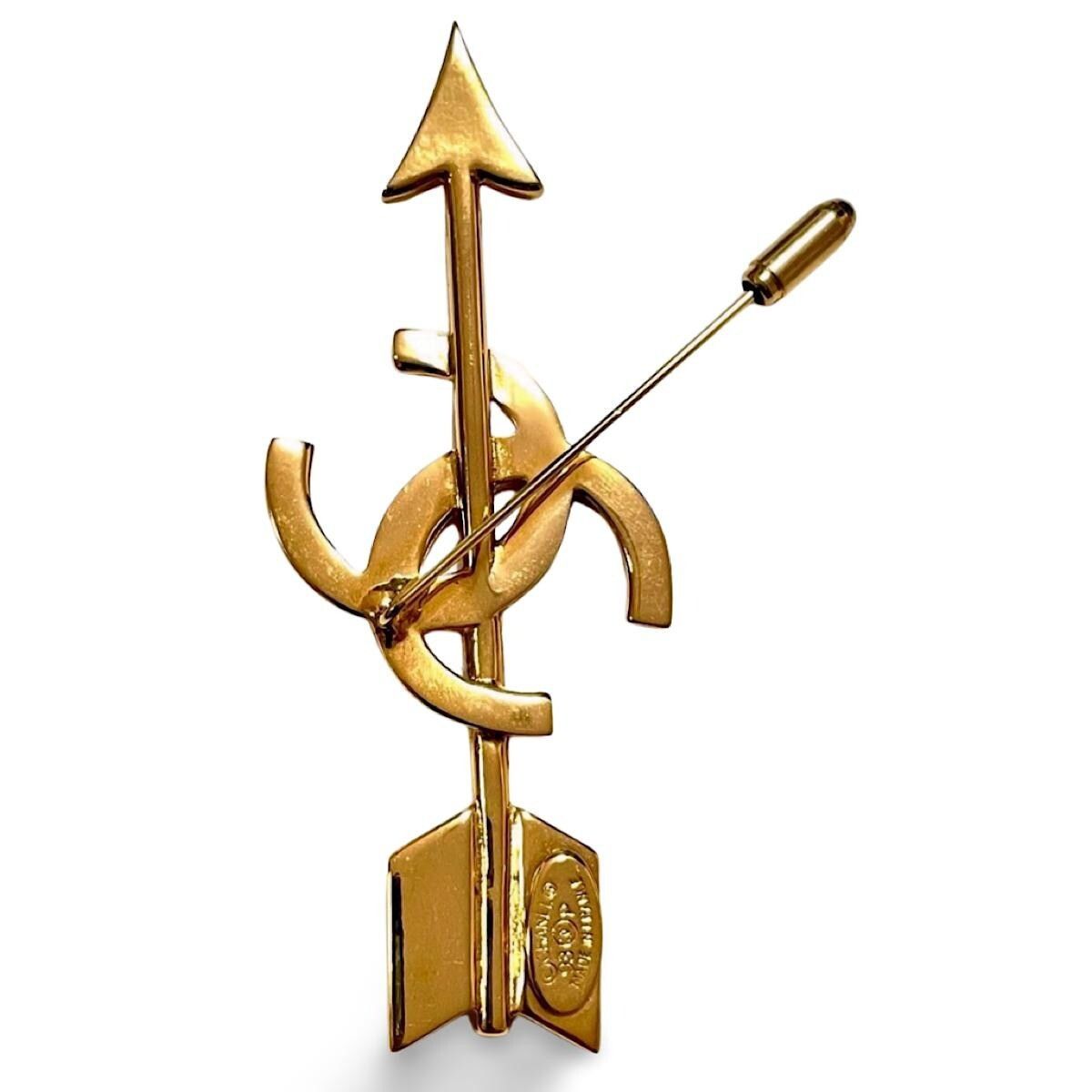 Chanel MINT. Vintage CHANEL Gold tone arrow brooch with CC motif. Size ONE SIZE - 6 Thumbnail