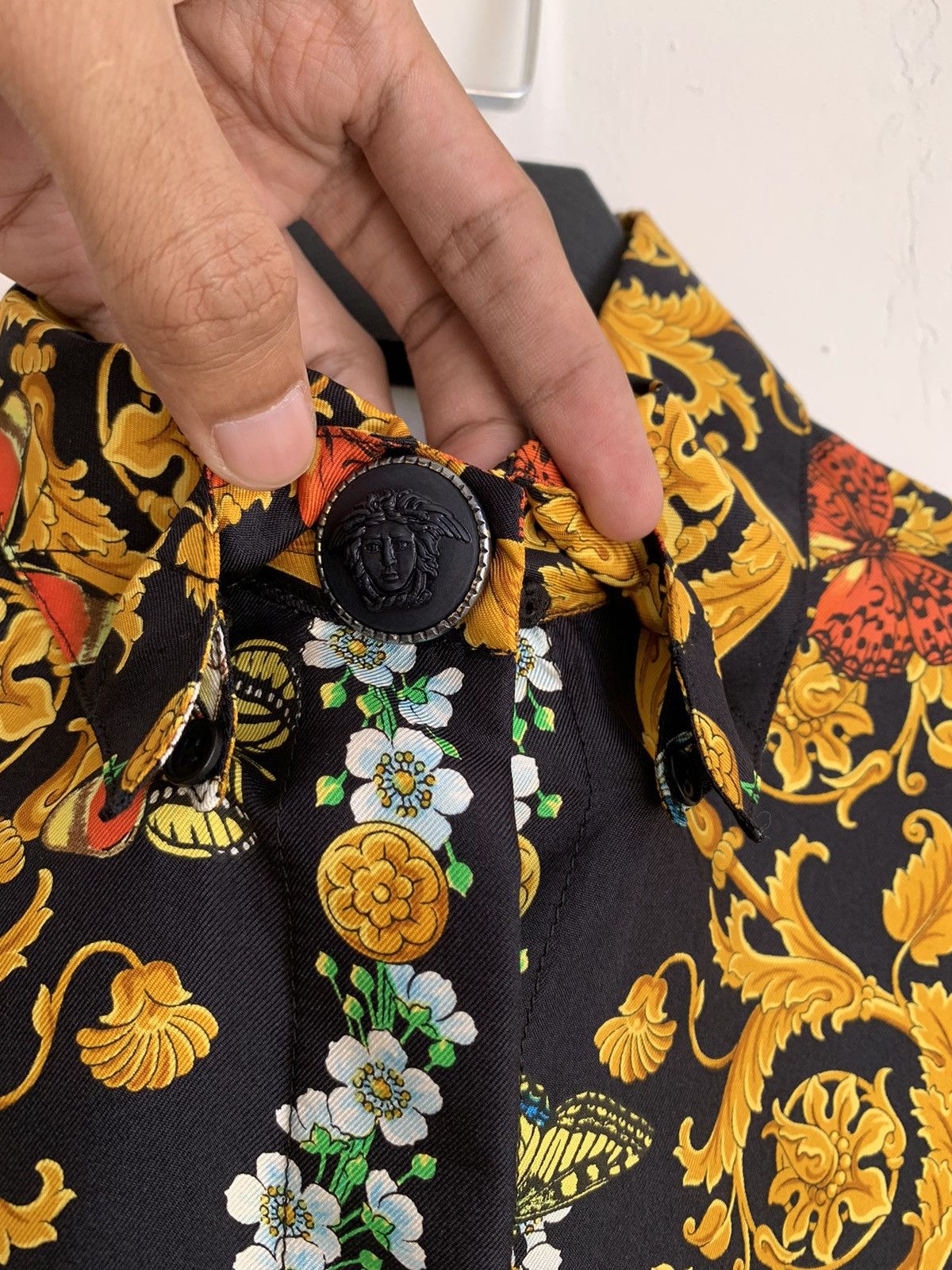 Versace Vintage 90s Gianni Versace Gold Butterflies Silk Shirt Size M / US 6-8 / IT 42-44 - 4 Thumbnail
