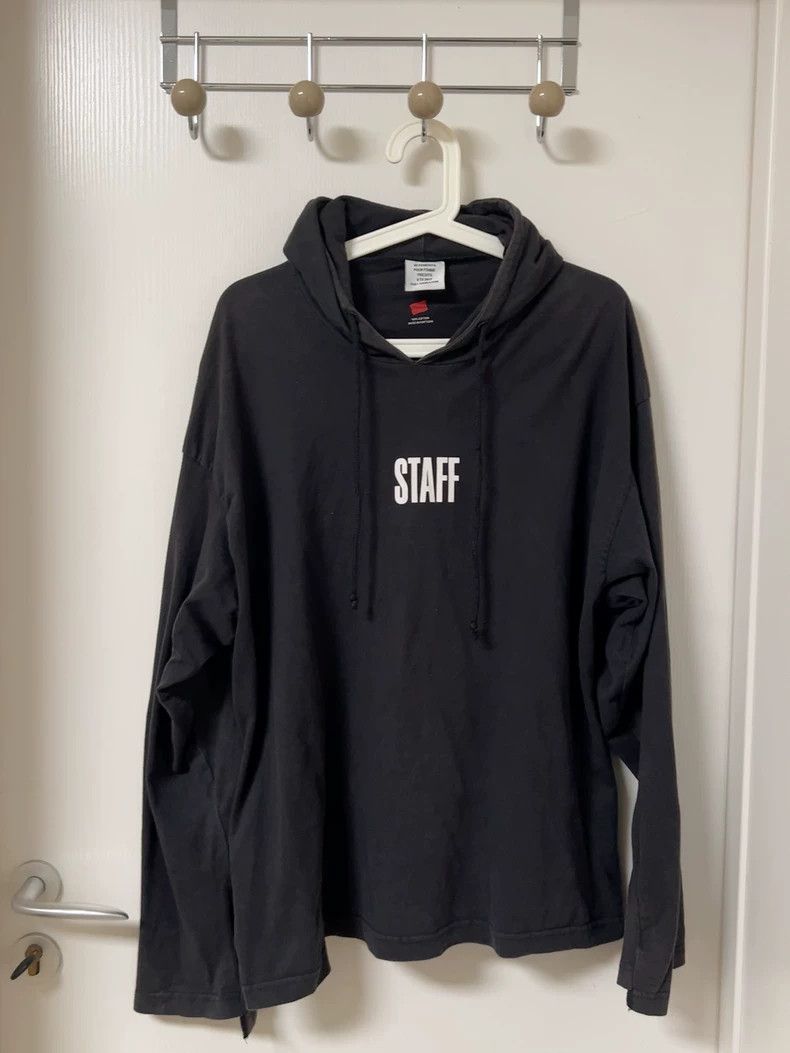 Vetements Vetements Asymmetric hooded sweatshirt STAFF has changed s Size US S / EU 44-46 / 1 - 1 Thumbnail