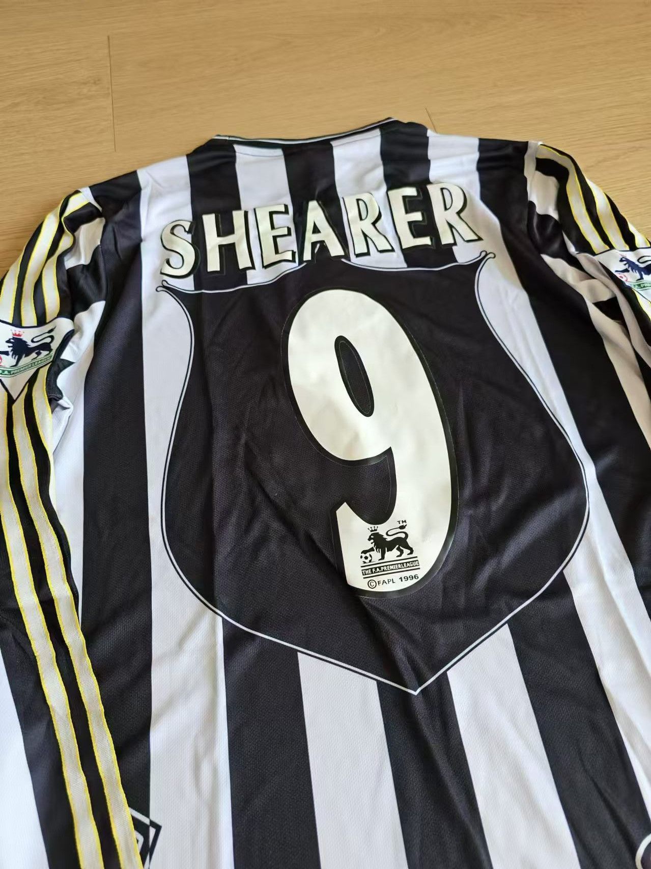 Other 1997-1999 Newcastle #9 Alan Shearer Jersey Size US M / EU 48-50 / 2 - 3 Thumbnail