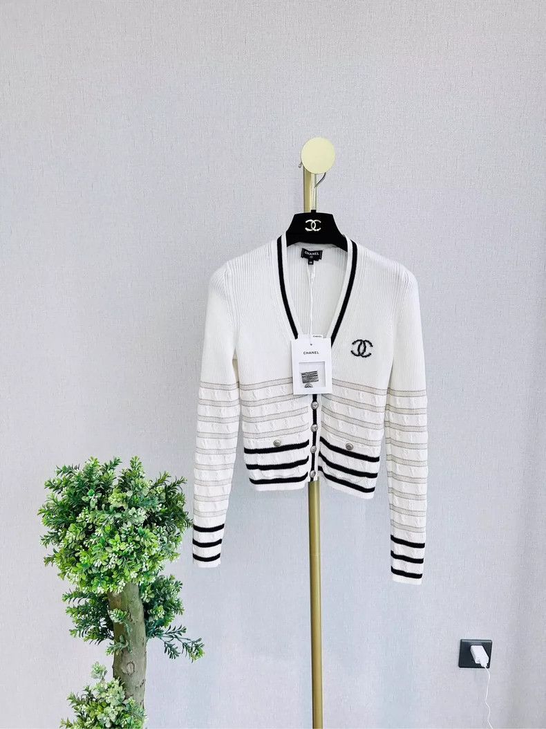 Chanel Chanel 22b white love knitted jacket Size XS / US 0-2 / IT 36-38 - 1 Thumbnail