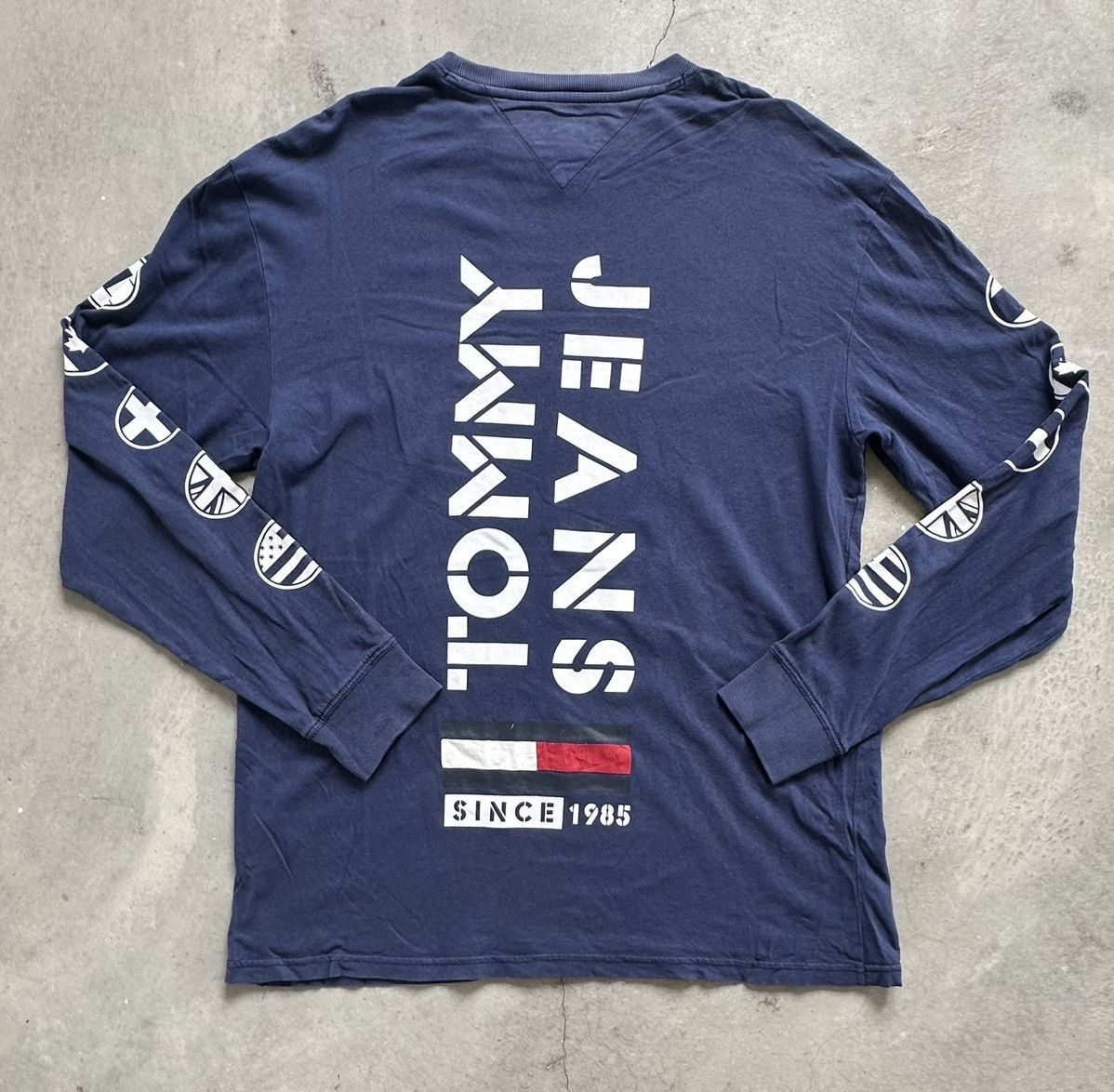 Tommy Hilfiger × Vintage VINTAGE TOMMY HILFIGER BIG SPELLOUT TEE Size US L / EU 52-54 / 3 - 1 Thumbnail