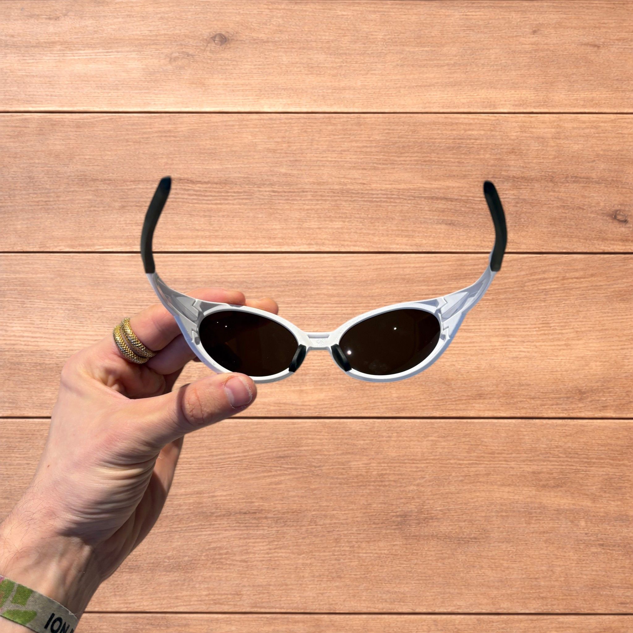 Japanese Brand Mirrored polarised sunglasses in white with brown lens. Size ONE SIZE - 6 Thumbnail