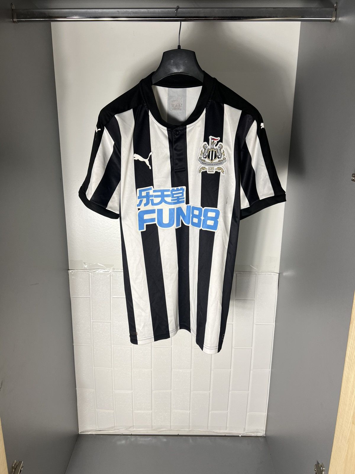 Vintage VERY RARE PUMA FC NEW CASTLE UNITED ENGLAND SOCCER JERSEY Size US L / EU 52-54 / 3 - 1 Thumbnail