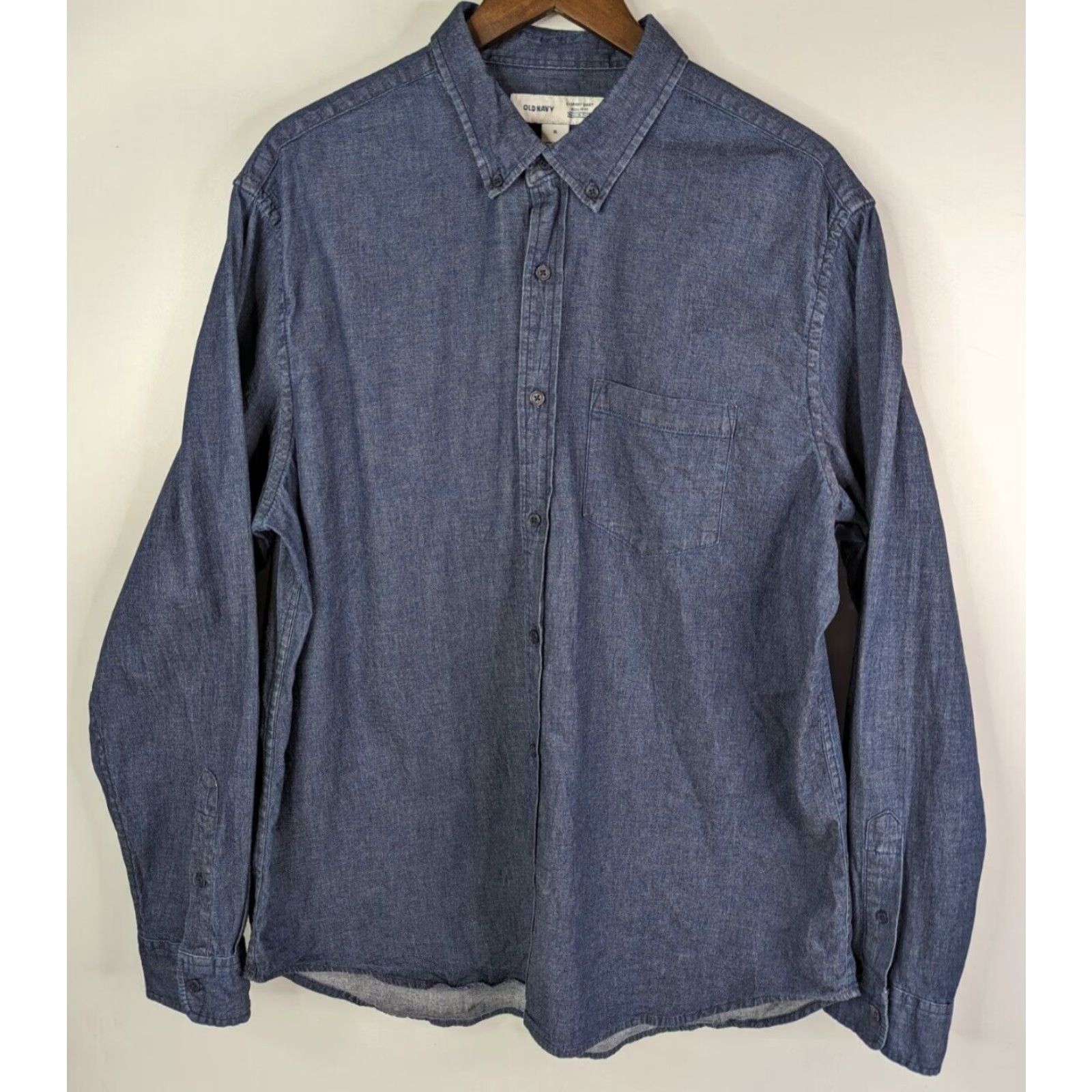Old Navy Old Navy Everyday Shirt Chambray Men’s XL Long Sleeve Button-Up with Pocket, Dark Wash Size US XL / EU 56 / 4 - 2 Thumbnail