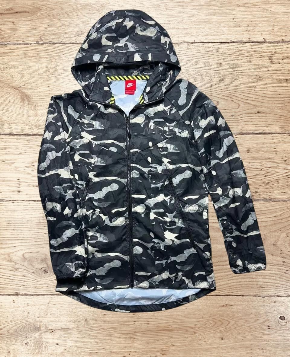 Nike Nike Lightweight Rain Jacket camouflage Size S / US 4 / IT 40 - 1 Thumbnail