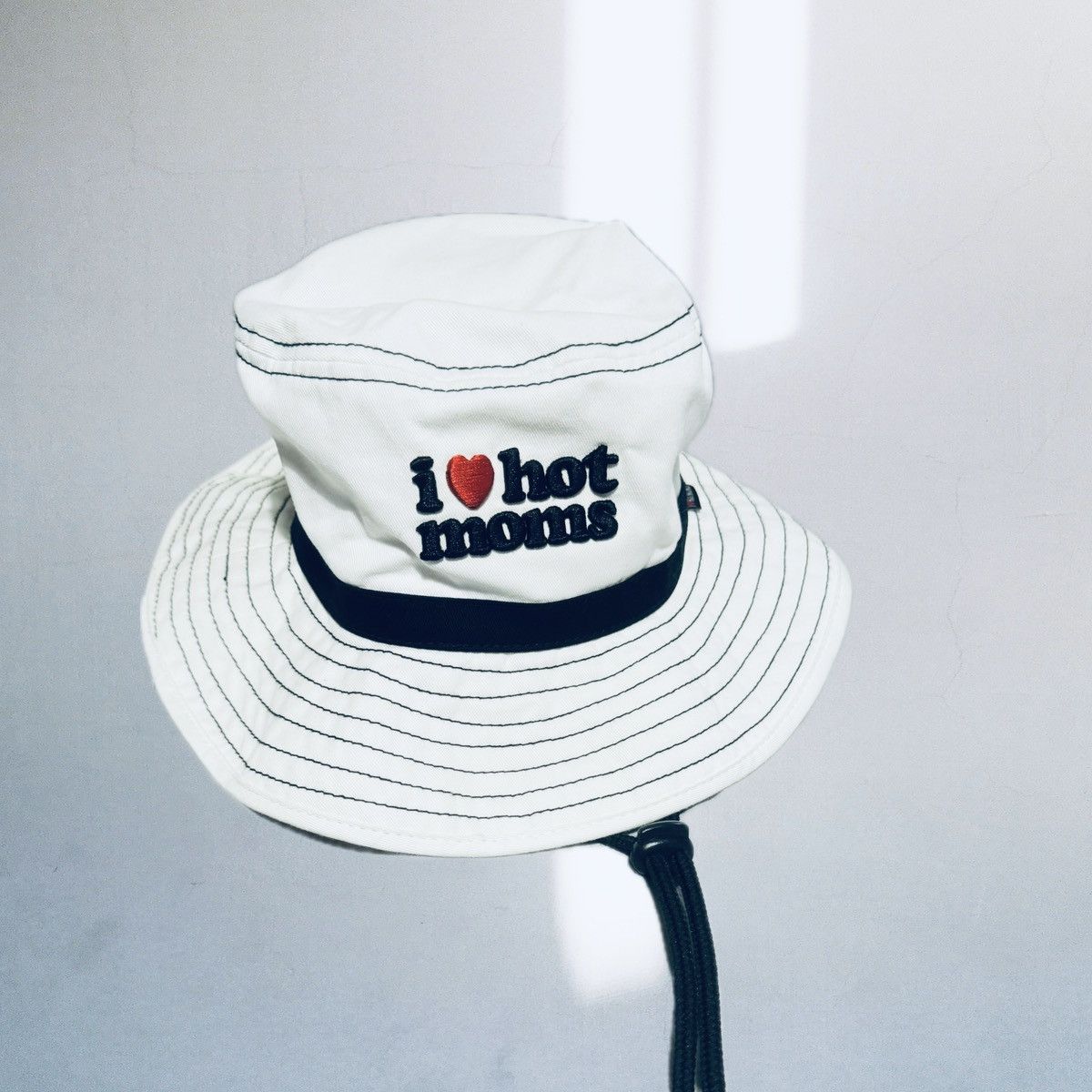Danny Duncan × Zumiez Danny Duncan I Heart Hot Moms White Bucket Hat Size ONE SIZE - 1 Thumbnail