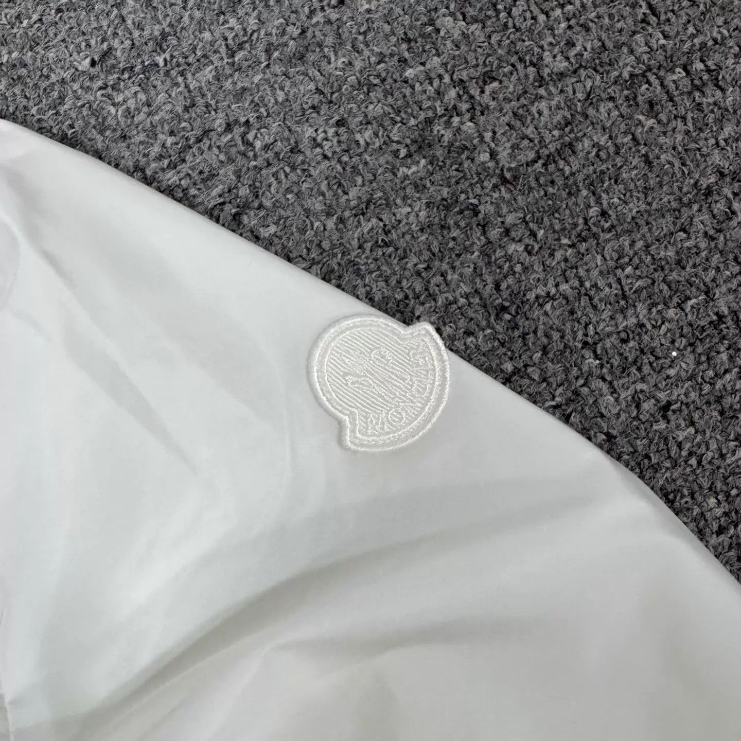 Moncler Moncler Cuff Logo White Shell Jacket Pleated Panel Size XS / US 0-2 / IT 36-38 - 4 Thumbnail