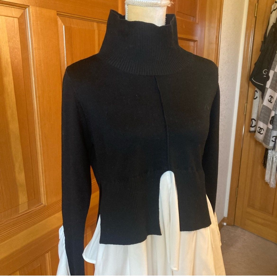 Designer × Other NWT, Lavishly Paris Mock Neck Two Tone Ruffle Hem Sweater Size S / US 4 / IT 40 - 8 Thumbnail