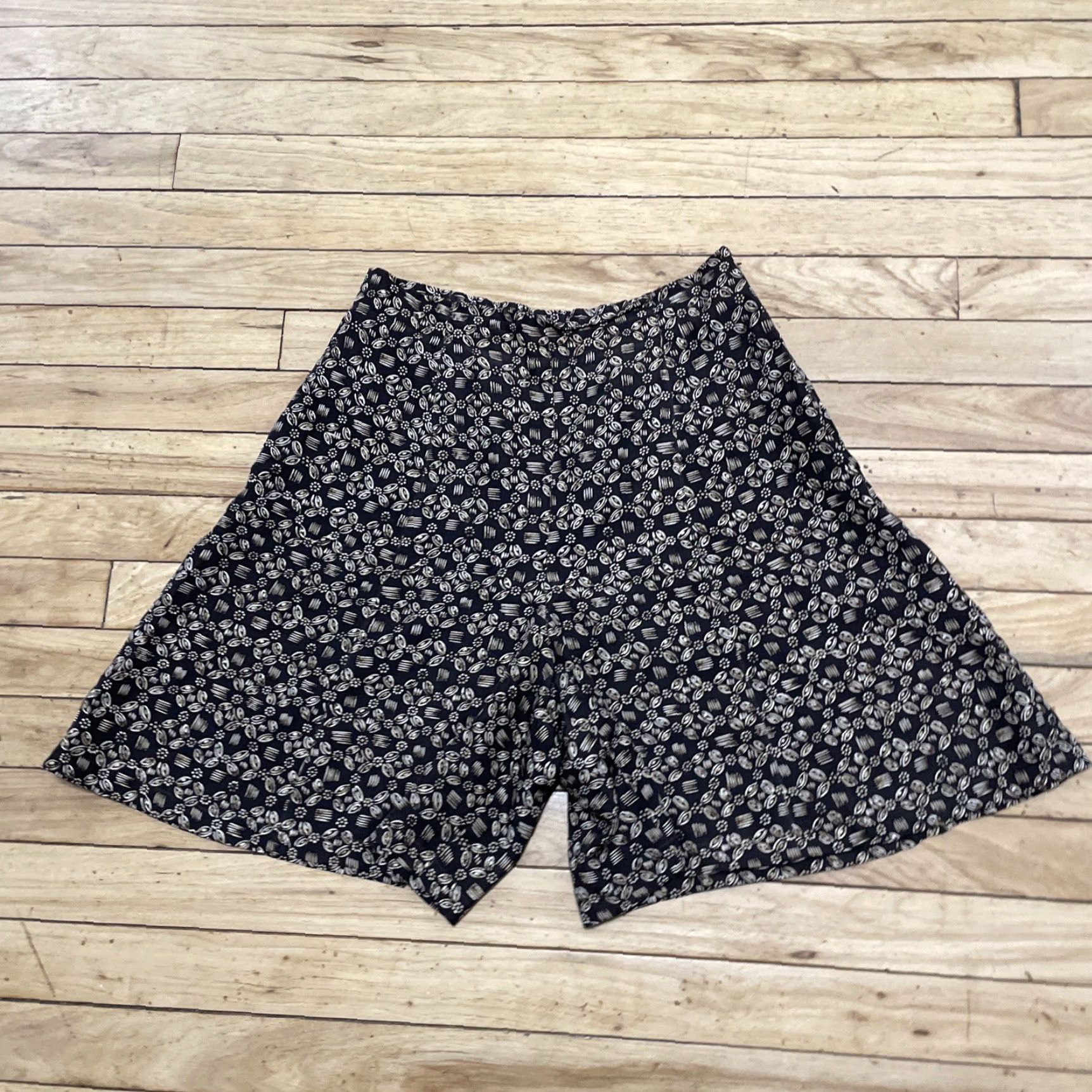 Vintage DANA Silk Floral Geometric Paperbag Shorts Womens 8 Brown Silk 8 Geometric Floral Paperbag Short Womens 8 Brown Size 30" / US 8 / IT 44 - 2 Thumbnail