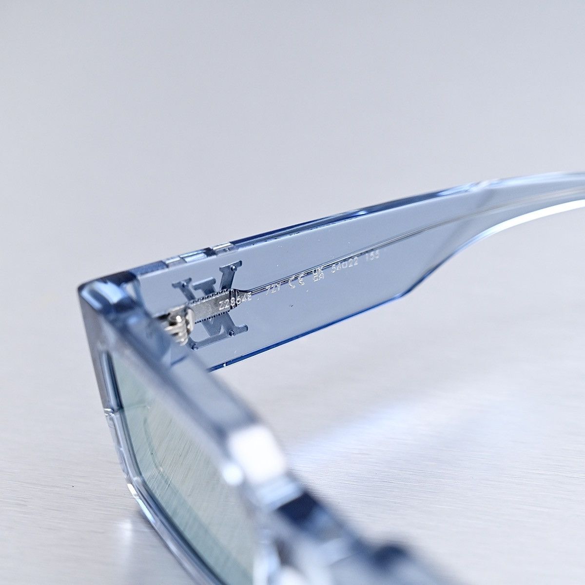 Louis Vuitton LOUIS VUITTON CRYSTAL BLUE SUNGLASSES Size ONE SIZE - 4 Thumbnail