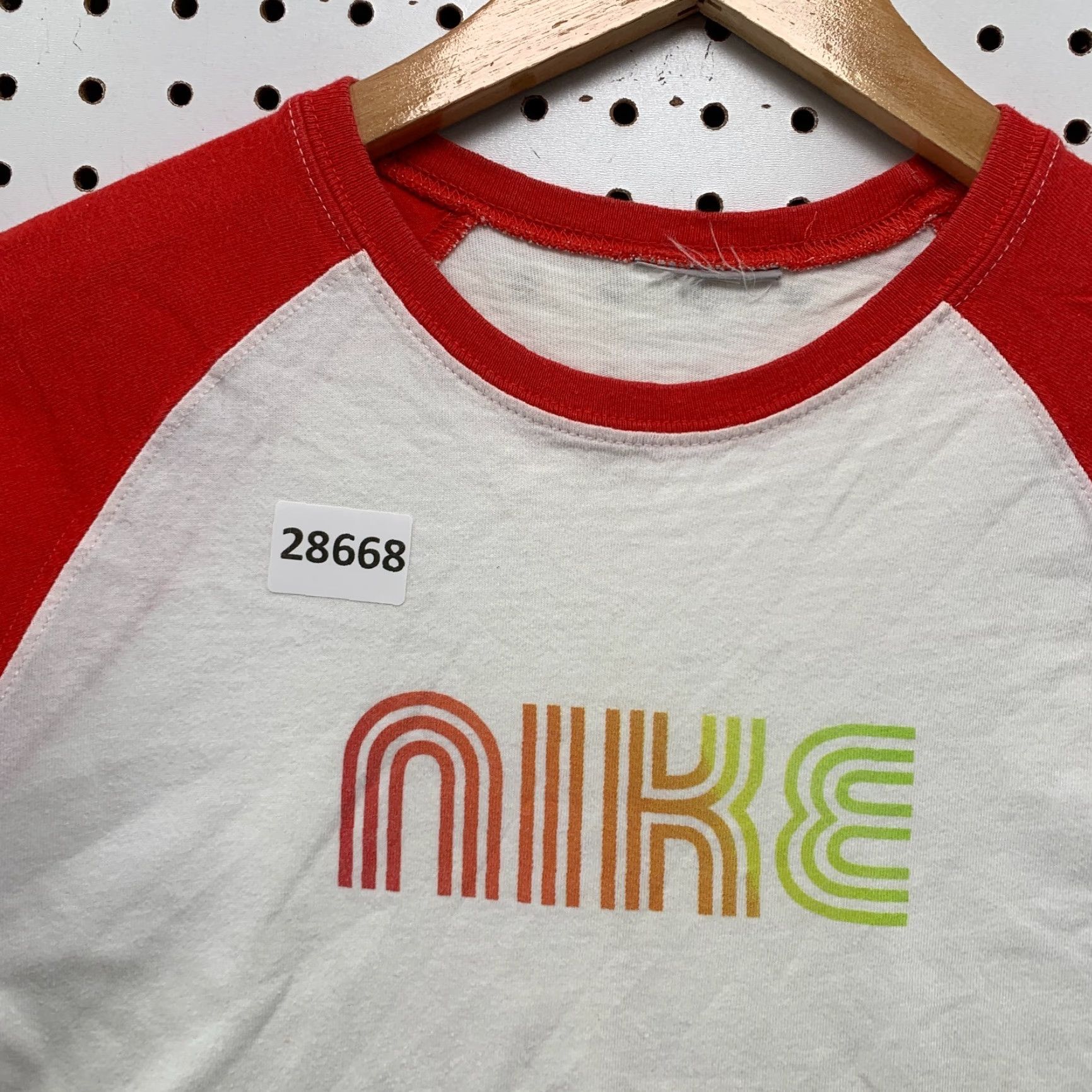 Nike VINTAGE Nike Shirt Womens Medium White Raglan 18.5x22 2000s 90s Fashion Womens Shirt Nike White Raglan Medium Size M / US 6-8 / IT 42-44 - 7 Thumbnail