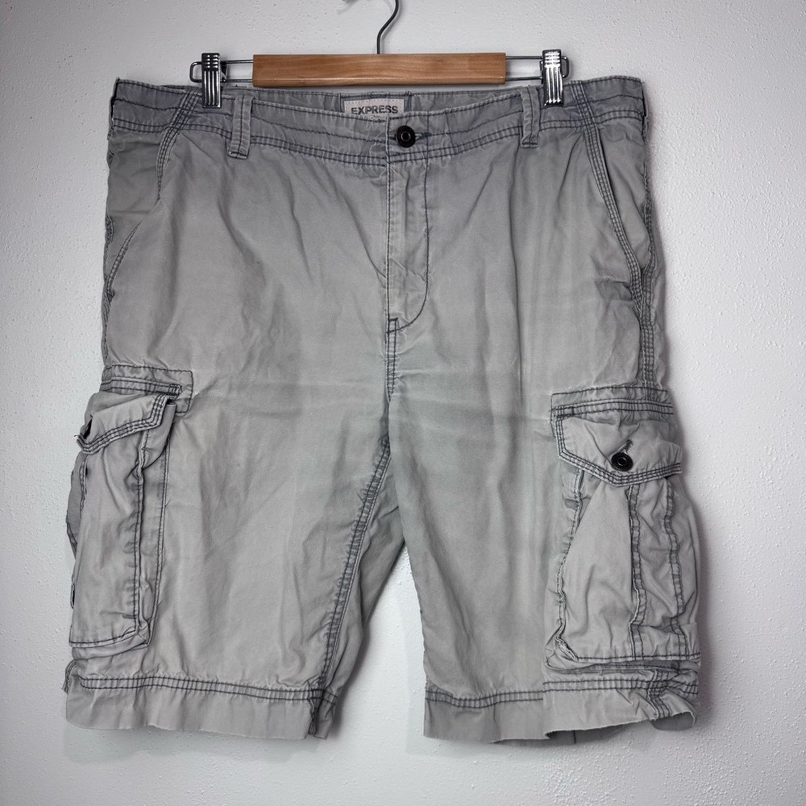 Express Express 10” Grey Contrast Stitch Cargo Shorts Men’s Size 38 Size US 38 / EU 54 - 8 Thumbnail