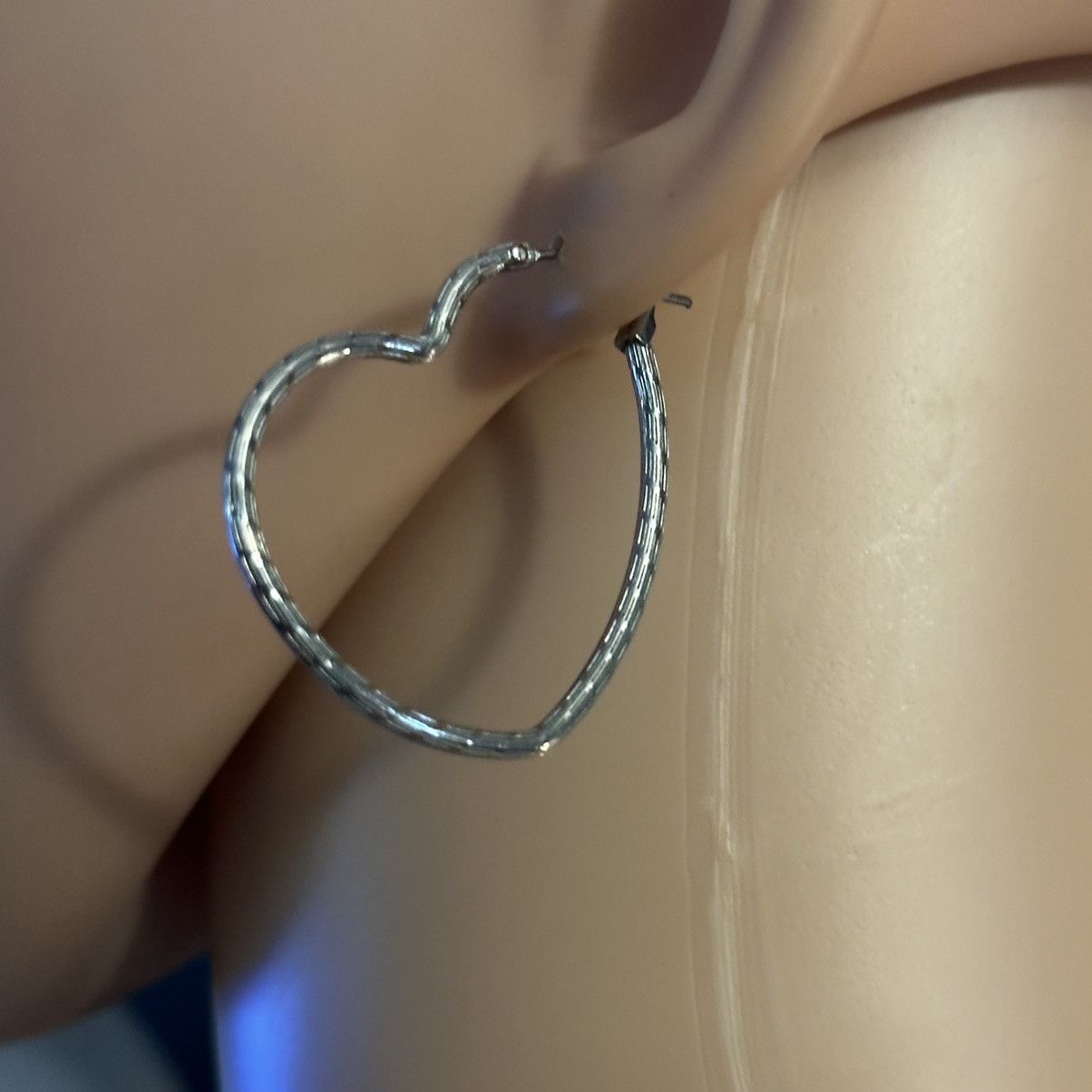 Other Silver tone heart shaped hoop earrings Size ONE SIZE - 3 Thumbnail