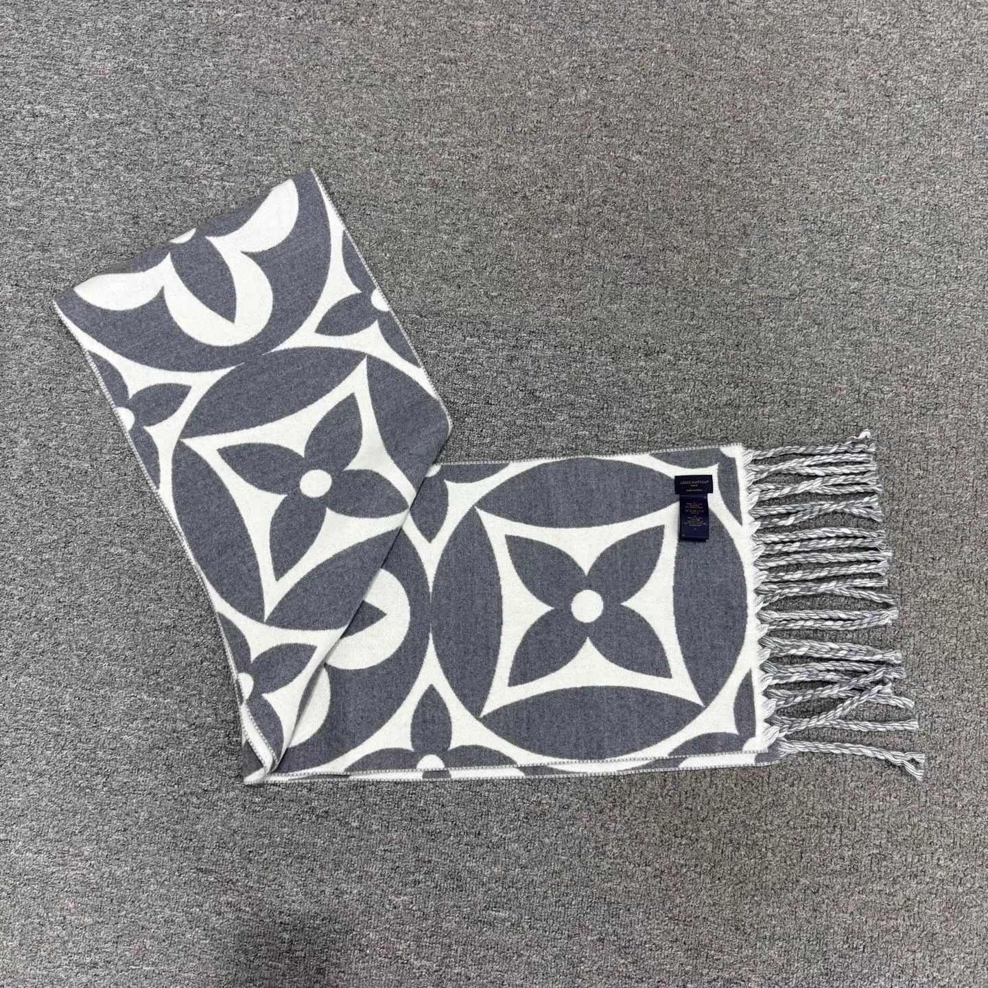 Louis Vuitton LV 23FW New Monogram Tassel Scarf 30x209cm Unused Size ONE SIZE - 3 Thumbnail
