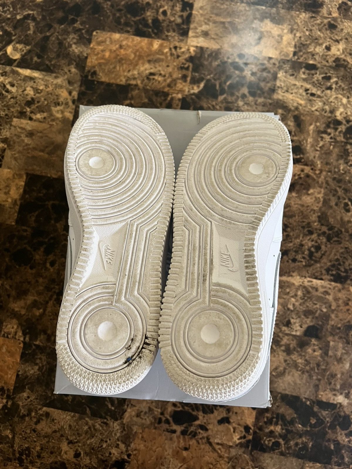 Nike Size 6.5 GS - Nike Air Force 1 LE Low Triple White Pre-Owned Size US 6.5 / EU 39-40 - 6 Thumbnail