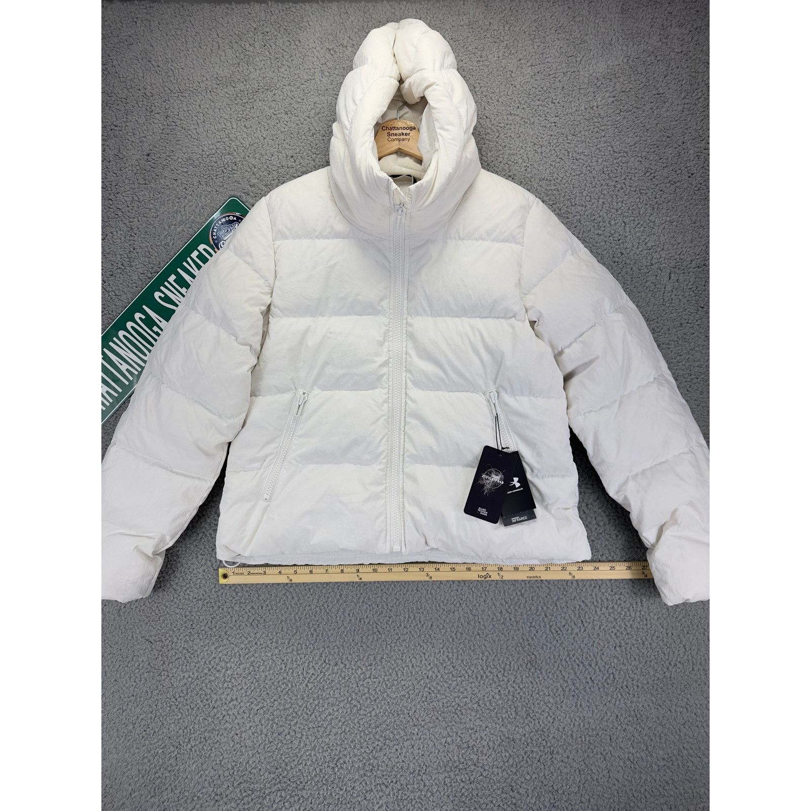 Under Armour Under Armour Puffer Jacket Womens Medium M White Down Fill Size M / US 6-8 / IT 42-44 - 1 Thumbnail