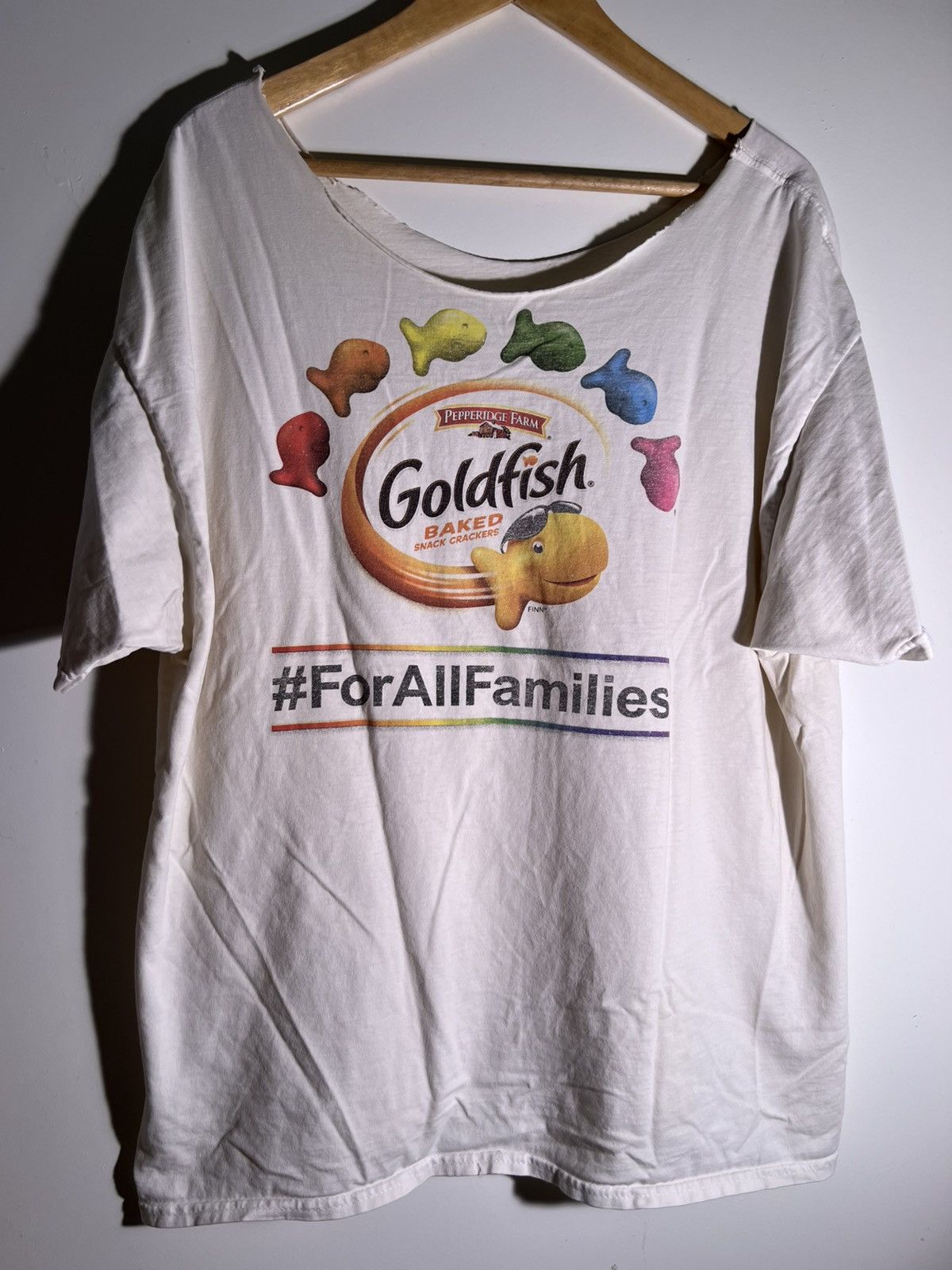 Vintage Y2K 2000’s VTG Vintage Goldfish x V8 Retro Graphic Tee Shirt Size US XL / EU 56 / 4 - 1 Thumbnail