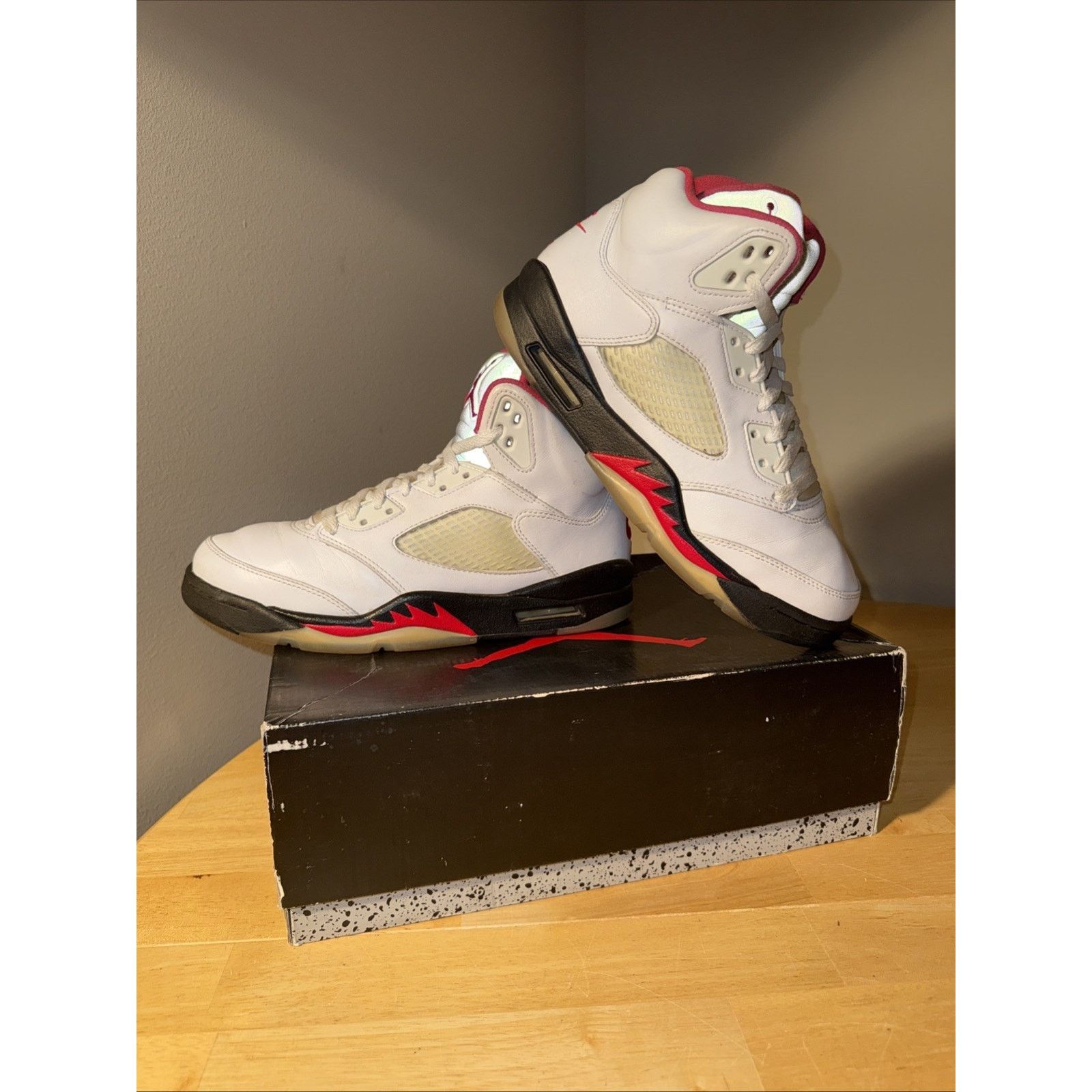 Jordan Brand Size 7.5 Men- Jordan 5 Retro Mid Fire Red OG BOX LACE LOCKS Size US 7.5 / EU 40-41 - 2 Thumbnail