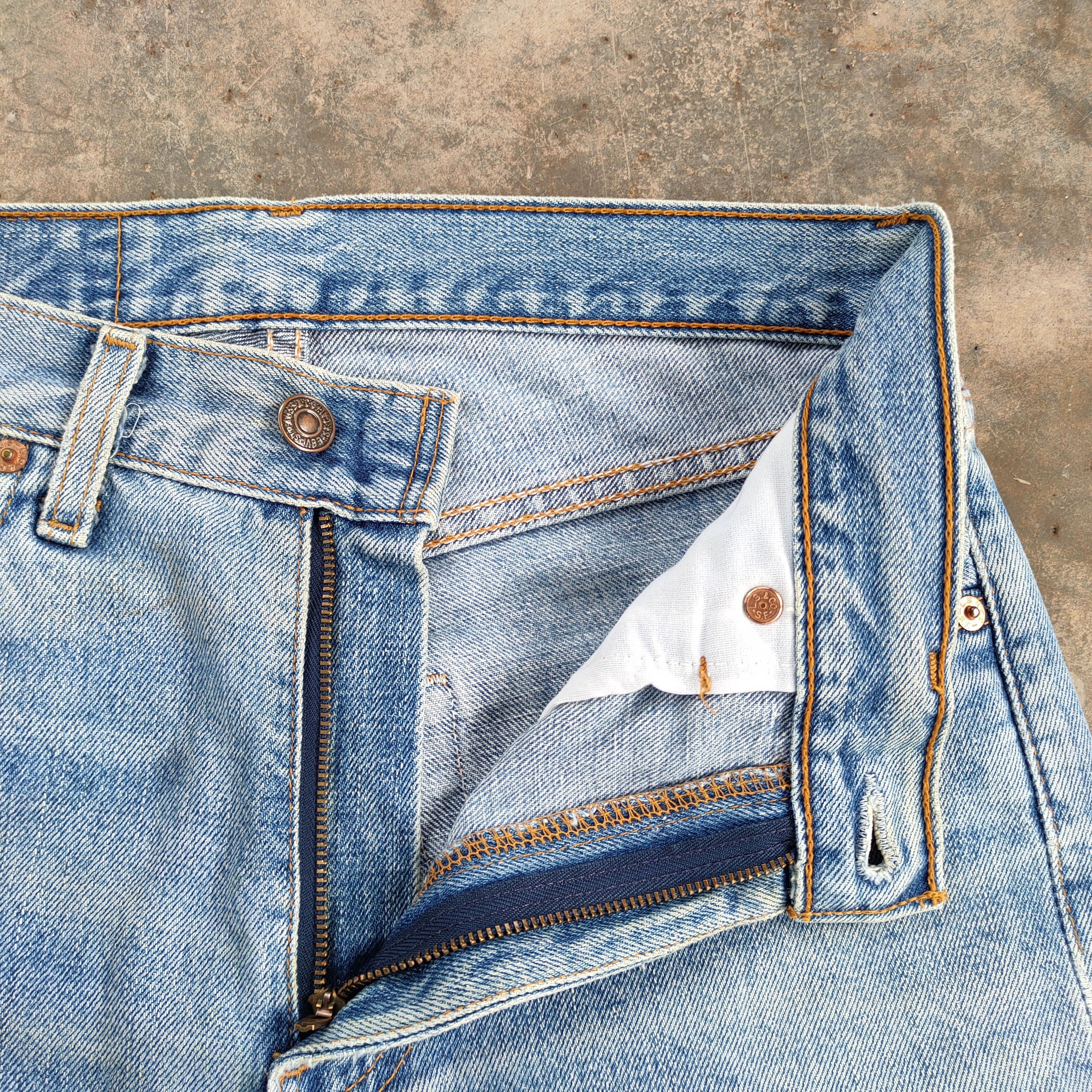 Levi's Vintage Clothing Vintage Levis 505 Faded Distressed denim jeans pants Size US 28 / EU 44 - 9 Thumbnail