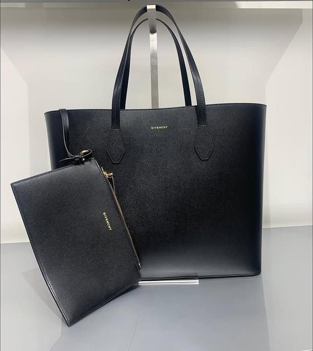 Givenchy o1srvl11e1124 Size: OS/ Tote Bag in Black Size ONE SIZE - 1 Thumbnail