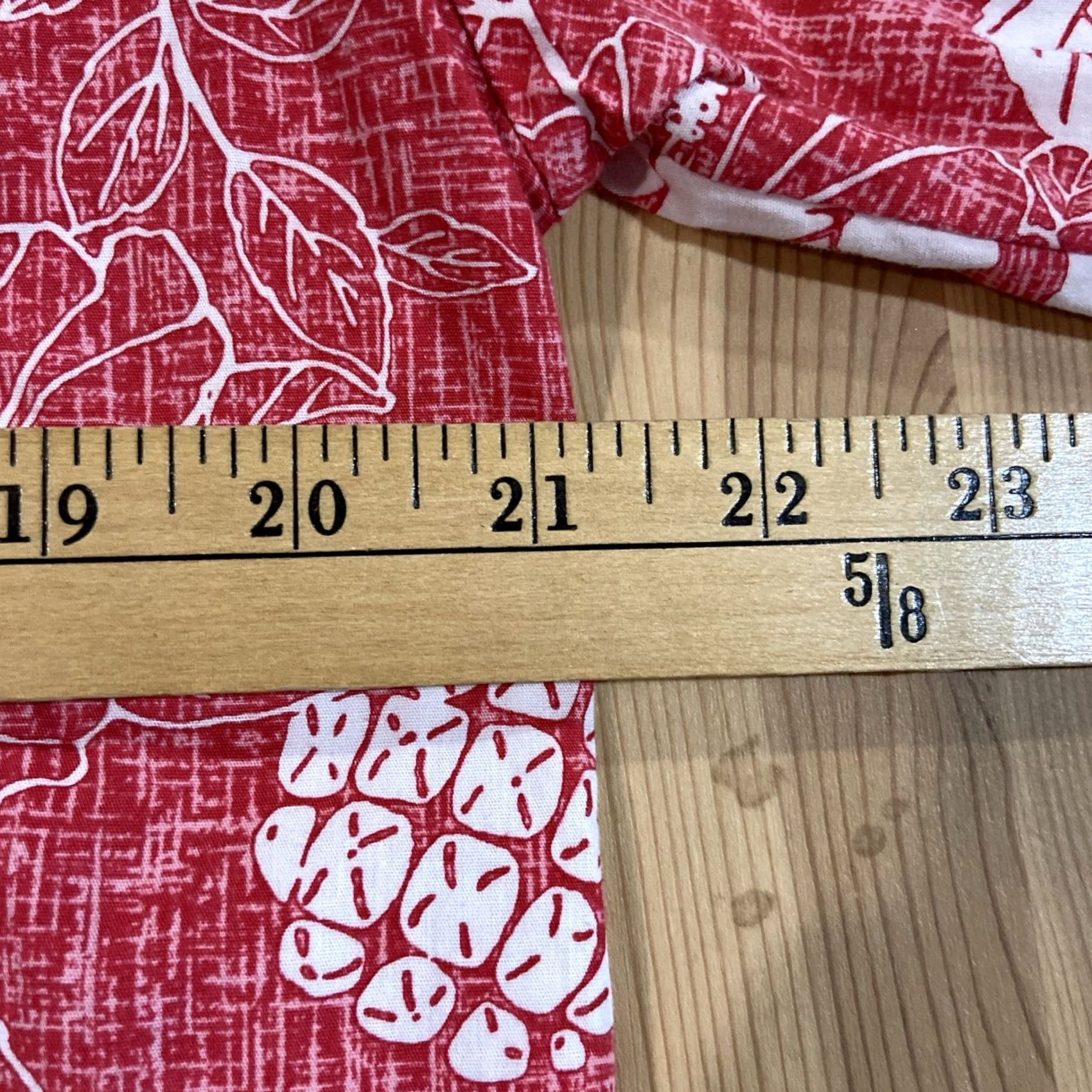Hilo Hattie Hilo Hattie x Trader Joes Collab Hawaiian Camp Shirt M Red Pineapple Pattern Men's Short Sleeve Button-Up Shirt Size US M / EU 48-50 / 2 - 5 Thumbnail