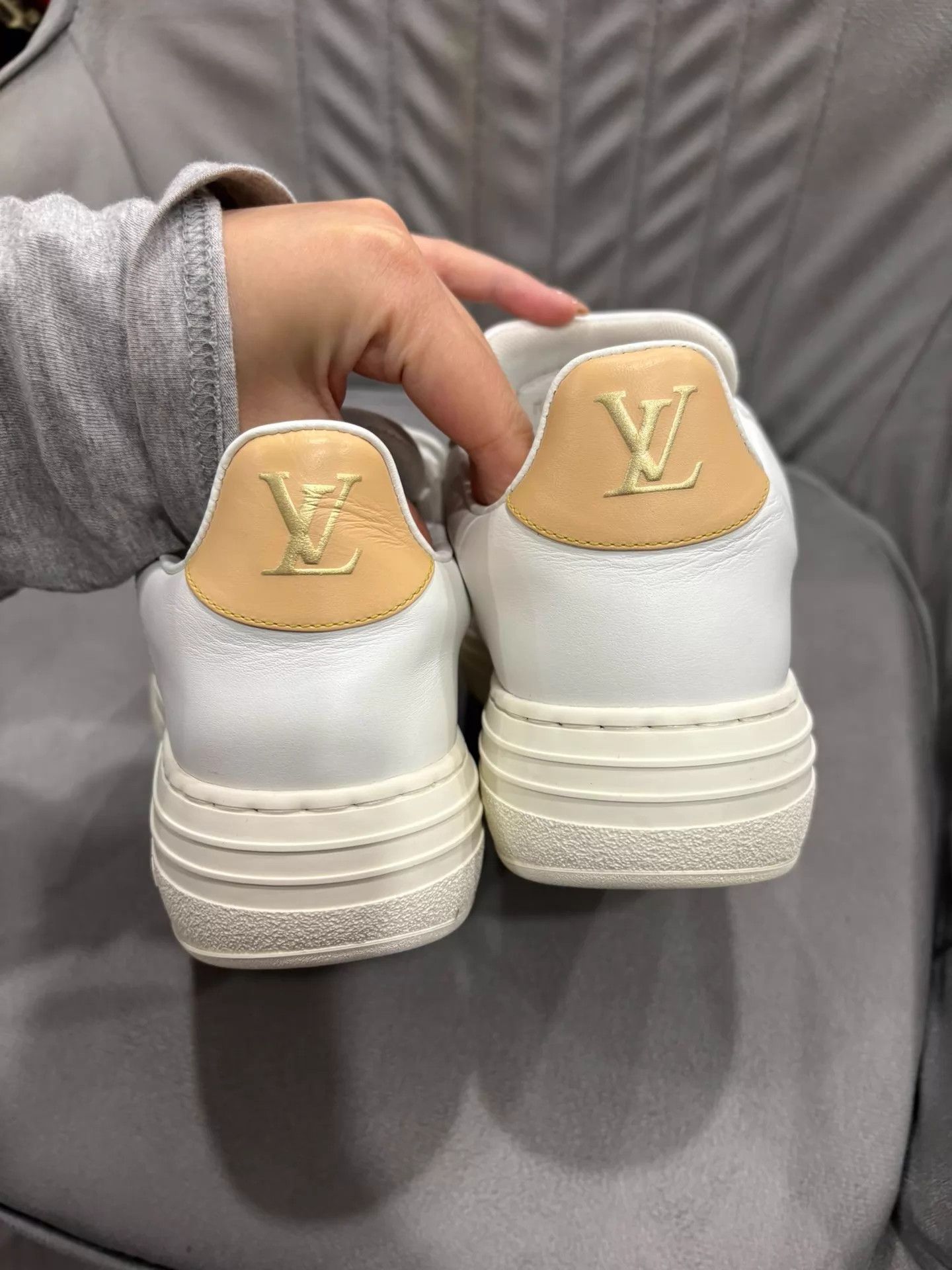 Louis Vuitton LV 25 Embossed Logo Platform Leather Wht Sneakers 99N 36.5 Size US 6 / IT 36 - 4 Thumbnail