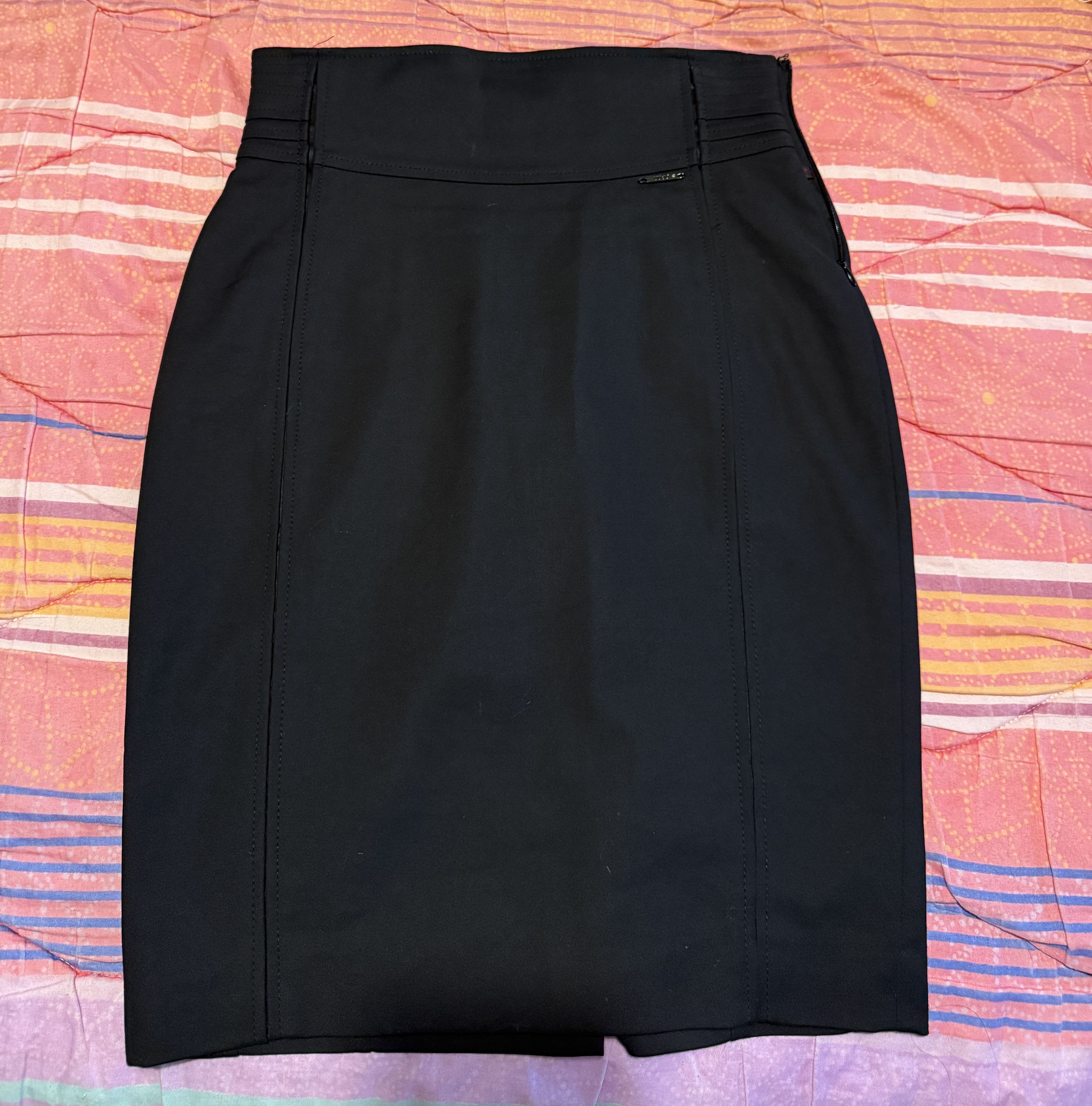 Liu Jo Liu-jo black Midi skirt which shows perfectly body lines. Size 26" / US 2 / IT 38 - 1 Thumbnail