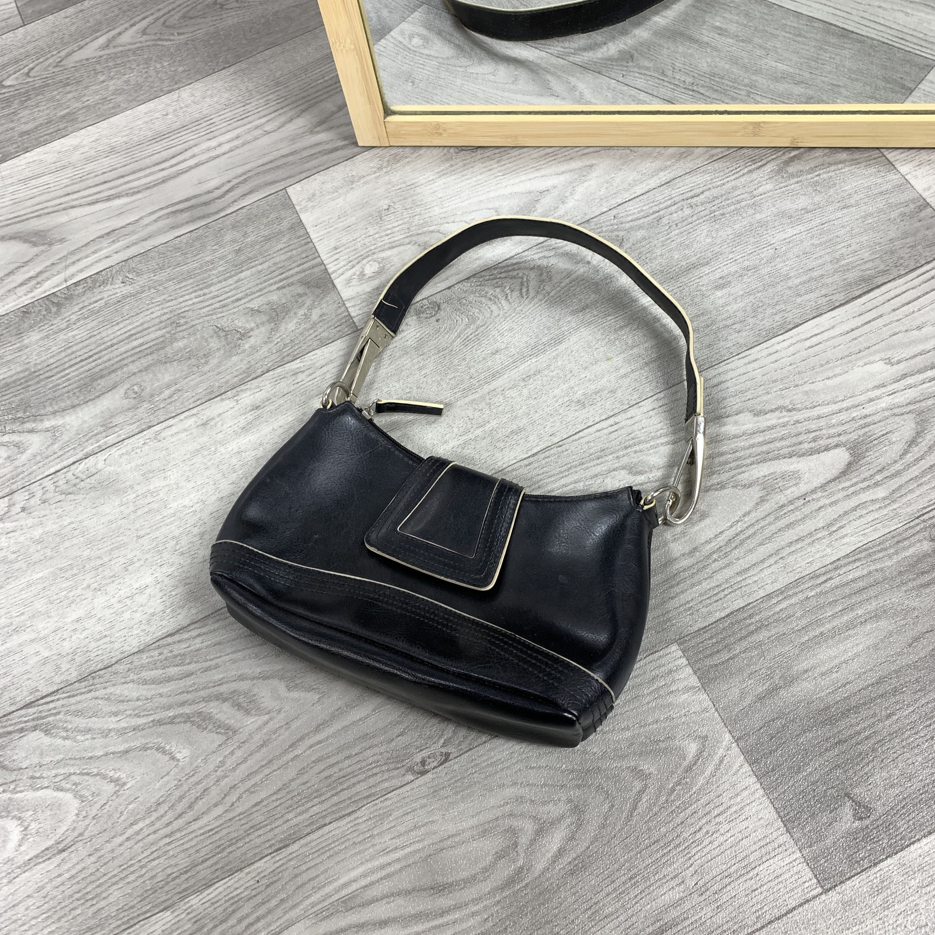 Vintage Vintage Y2K Basic Baguette Faux Leather Women's Handle Bag Size ONE SIZE - 6 Thumbnail