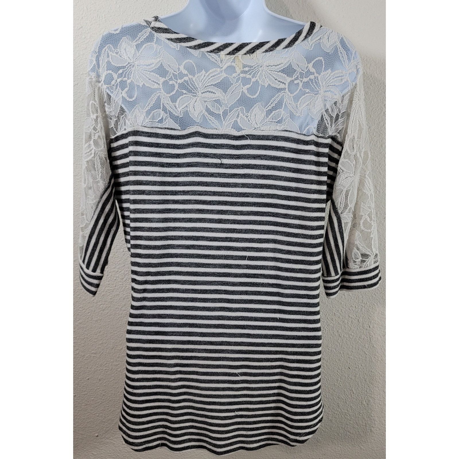 Other Faith and Joy White Gray Stripe Lace Shoulder Top Medium Size M / US 6-8 / IT 42-44 - 3 Thumbnail