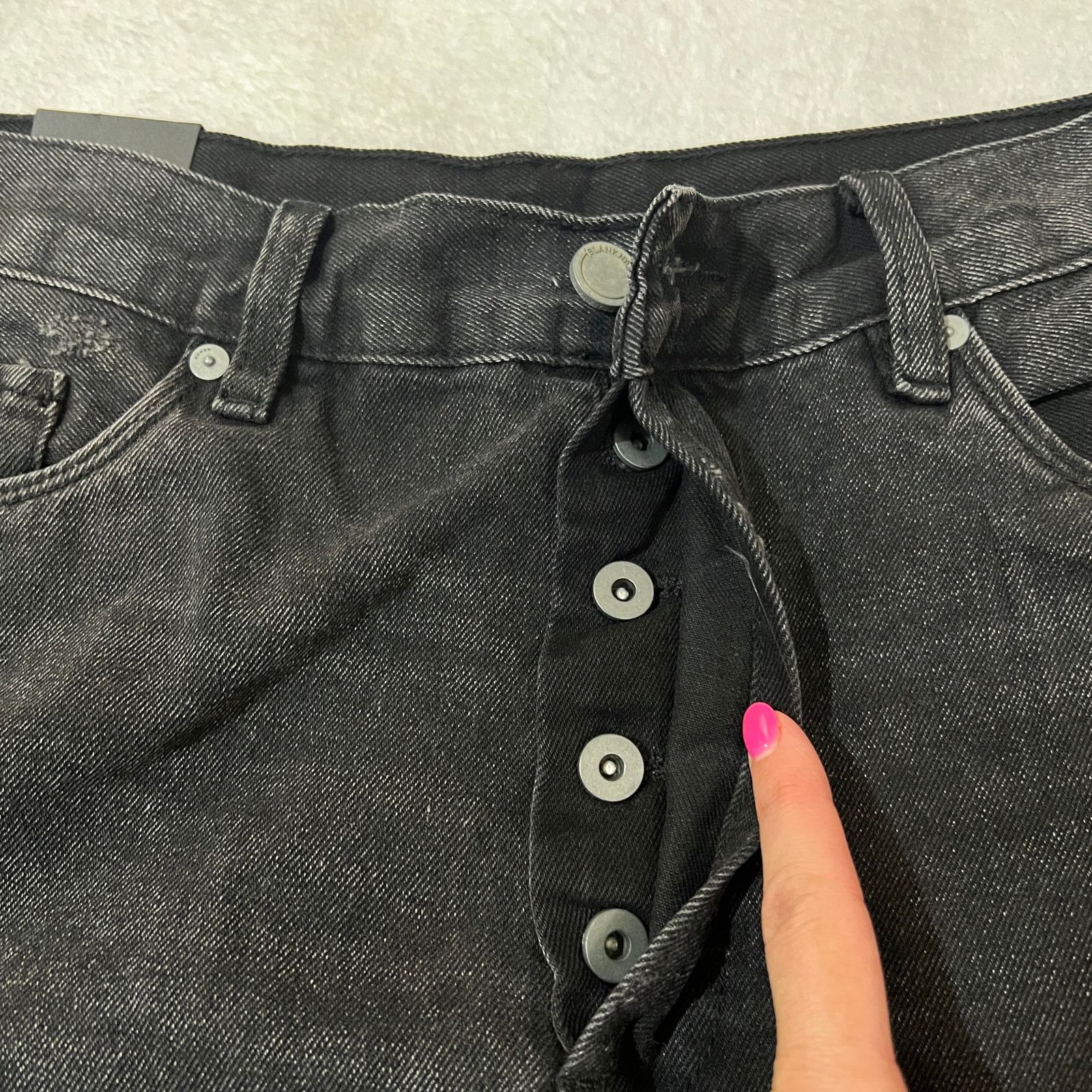 BLANKNYC Washed Black Button Front Distressed Hem High Rise Shorts Size 32" / US 10 / IT 46 - 6 Thumbnail
