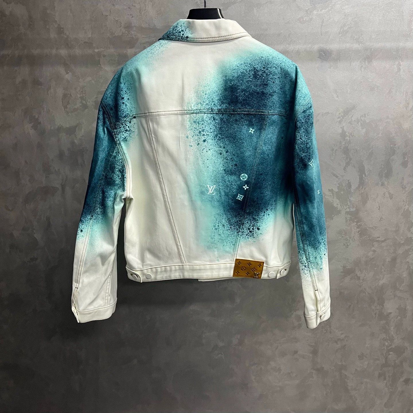 Louis Vuitton louis vuitton white denim jacket with graphic design Size US L / EU 52-54 / 3 - 2 Thumbnail