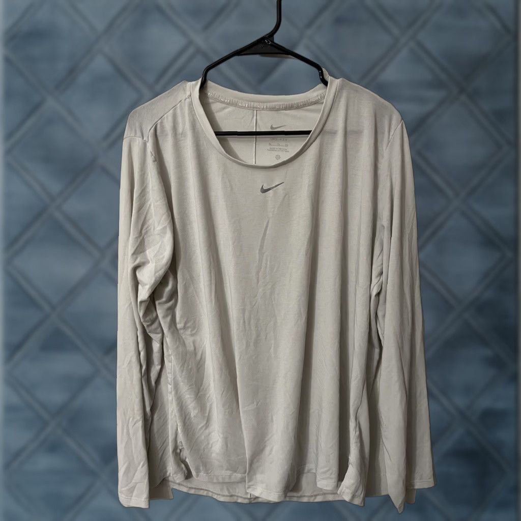 Nike Nike One Luxe Dri-FIT long sleeve standard fit top Women XL White Nike DD0620 NXS? Size XL / US 12-14 / IT 48-50 - 1 Thumbnail