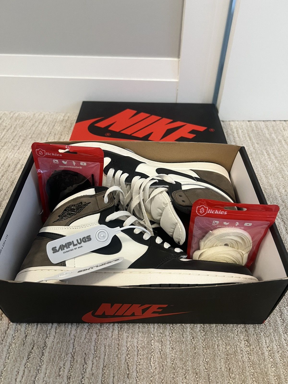 Nike Jordan 1 Retro High Dark Mocha Size US 9.5 / EU 42-43 - 12 Thumbnail