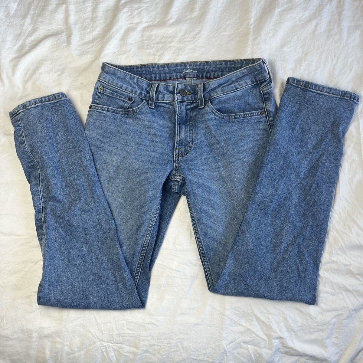 Izod Izod medium wash straight leg jeans Size 30" / US 8 / IT 44 - 1 Thumbnail