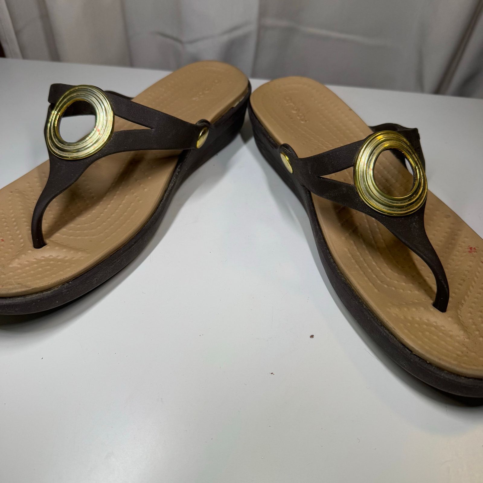 Crocs Crocs Sanrah Circle Medallion Sandal Sz 11 ESPRESSO GOLD Size US 11 / IT 41 - 4 Thumbnail