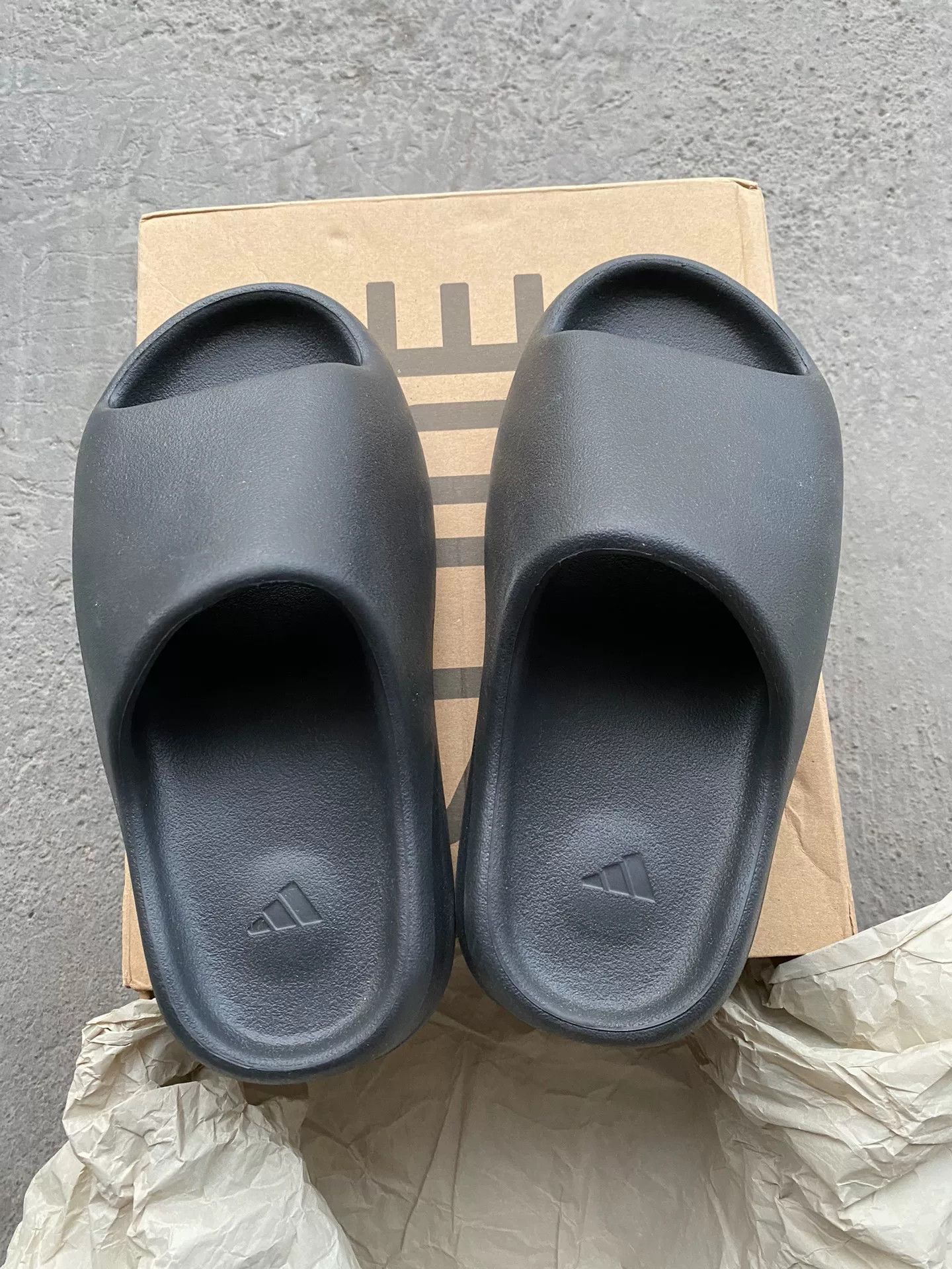 Yeezy Yeezy Black Lowtop Sneakers 37 Men Size US 5 / EU 37 - 1 Thumbnail