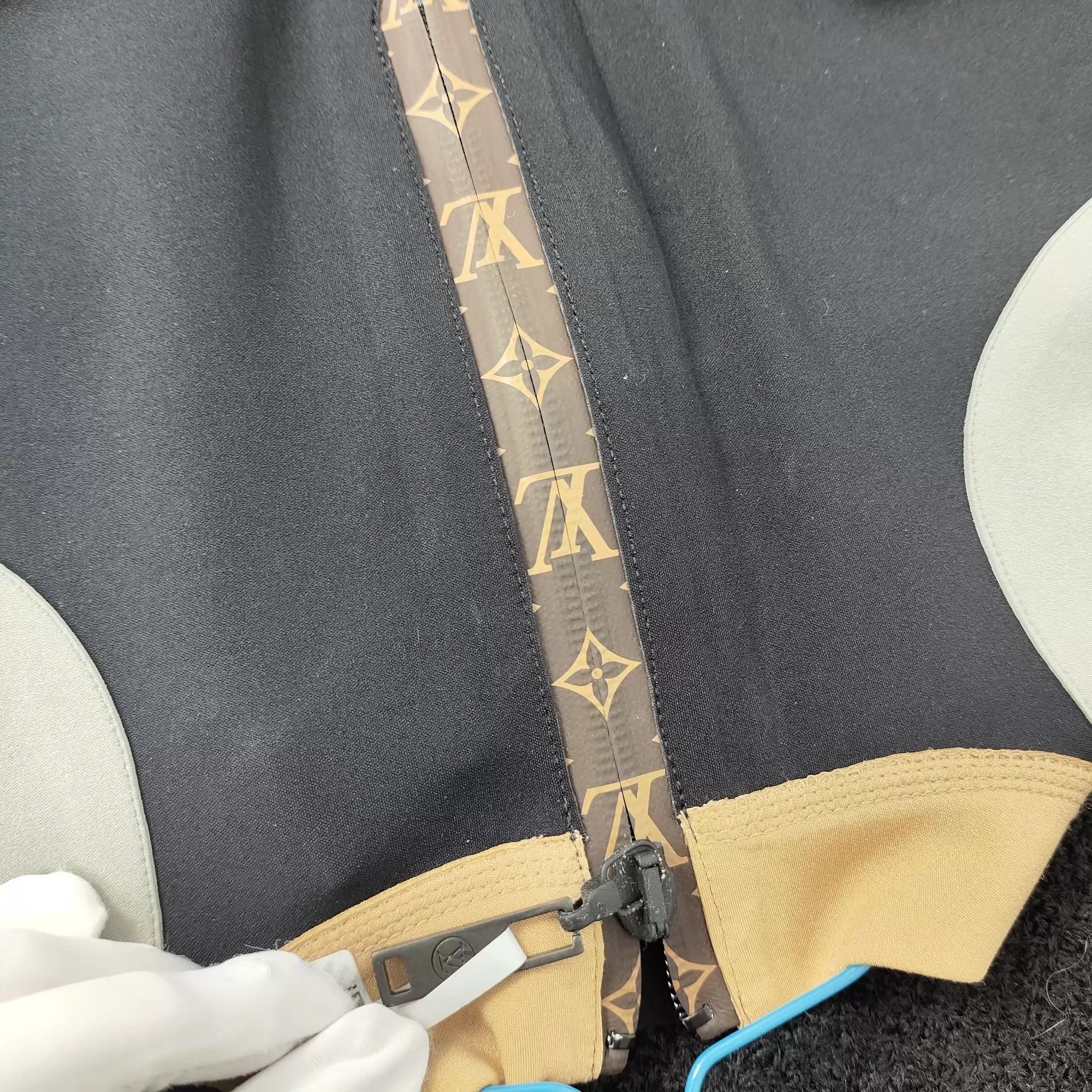 Louis Vuitton LV Form-Fitting Athletic Top 34 Black 250417JCHHF19 Size XS / US 0-2 / IT 36-38 - 7 Thumbnail