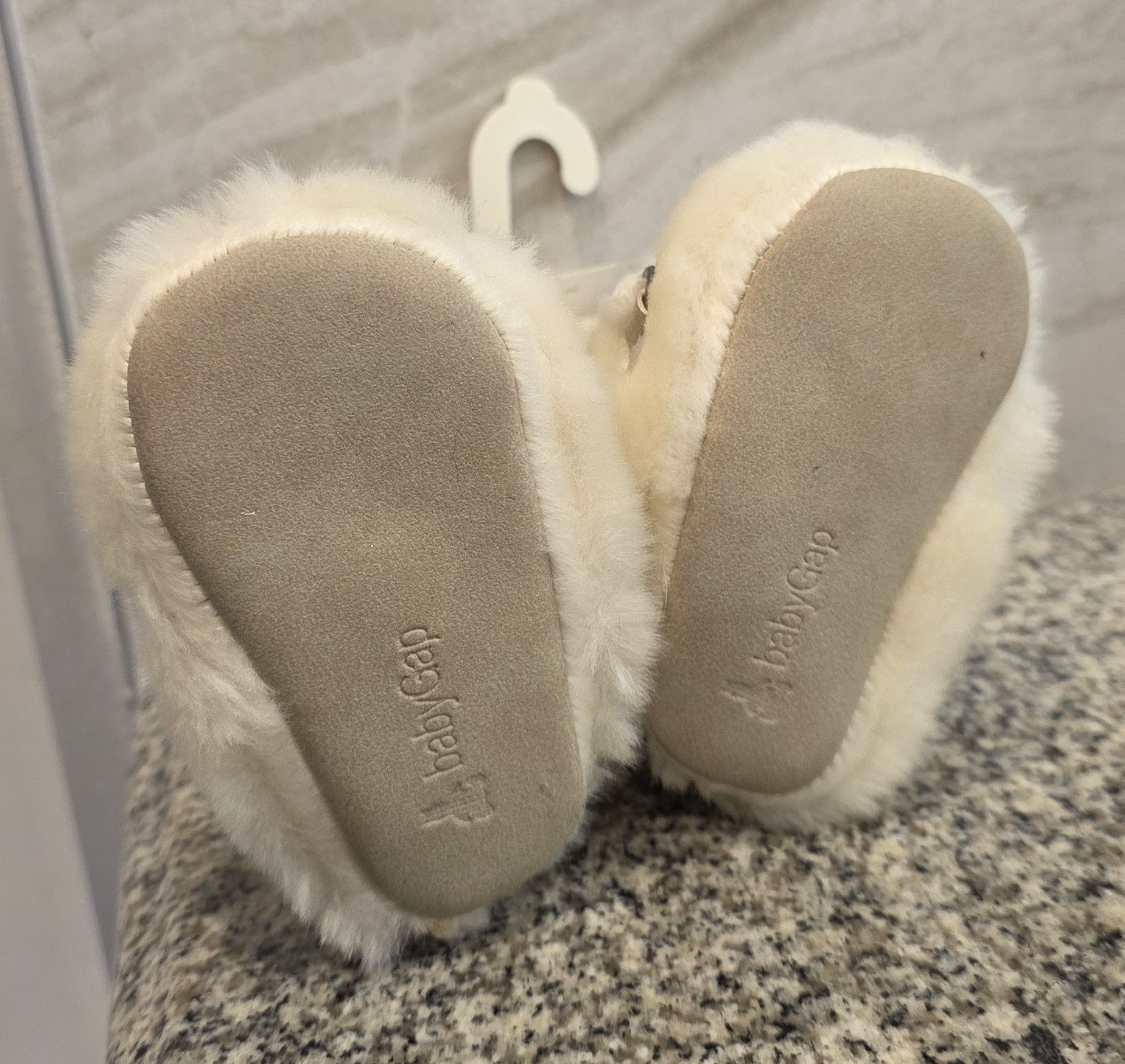 Gap NWT Baby GAP Faux Fur Boots Booties Holiday 0-3 Months Size US 4 / IT 34 - 4 Thumbnail