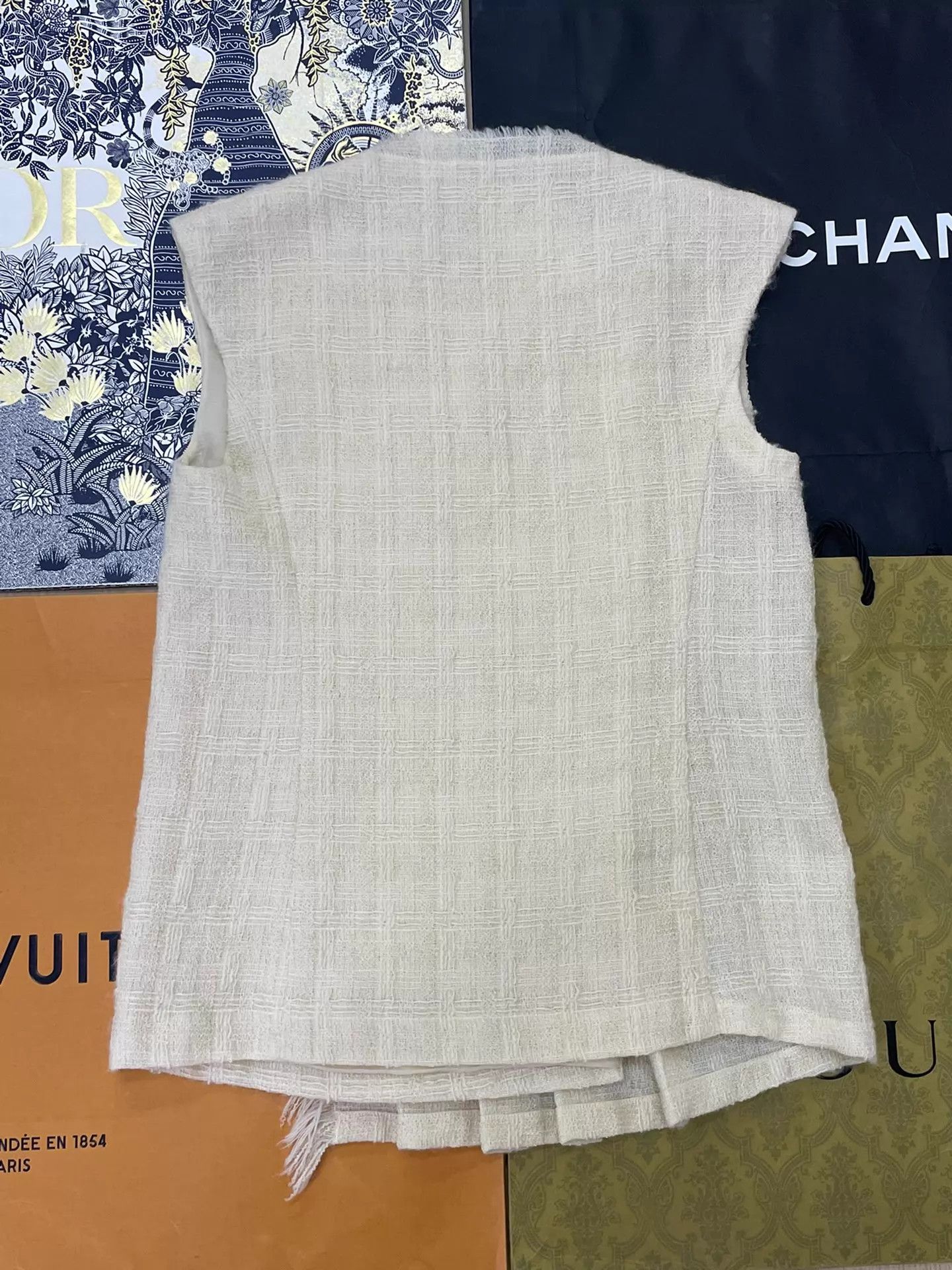 Chanel Chanel Edinburgh Sleeveless Ivory 34 Removable 2 Brooches Size XS / US 0-2 / IT 36-38 - 3 Thumbnail