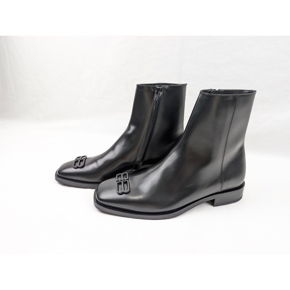 Balenciaga o1rshd1 Smooth Calf BB Matt Icon Bootie in Black/Black Size US 10 / EU 43 - 16 Thumbnail