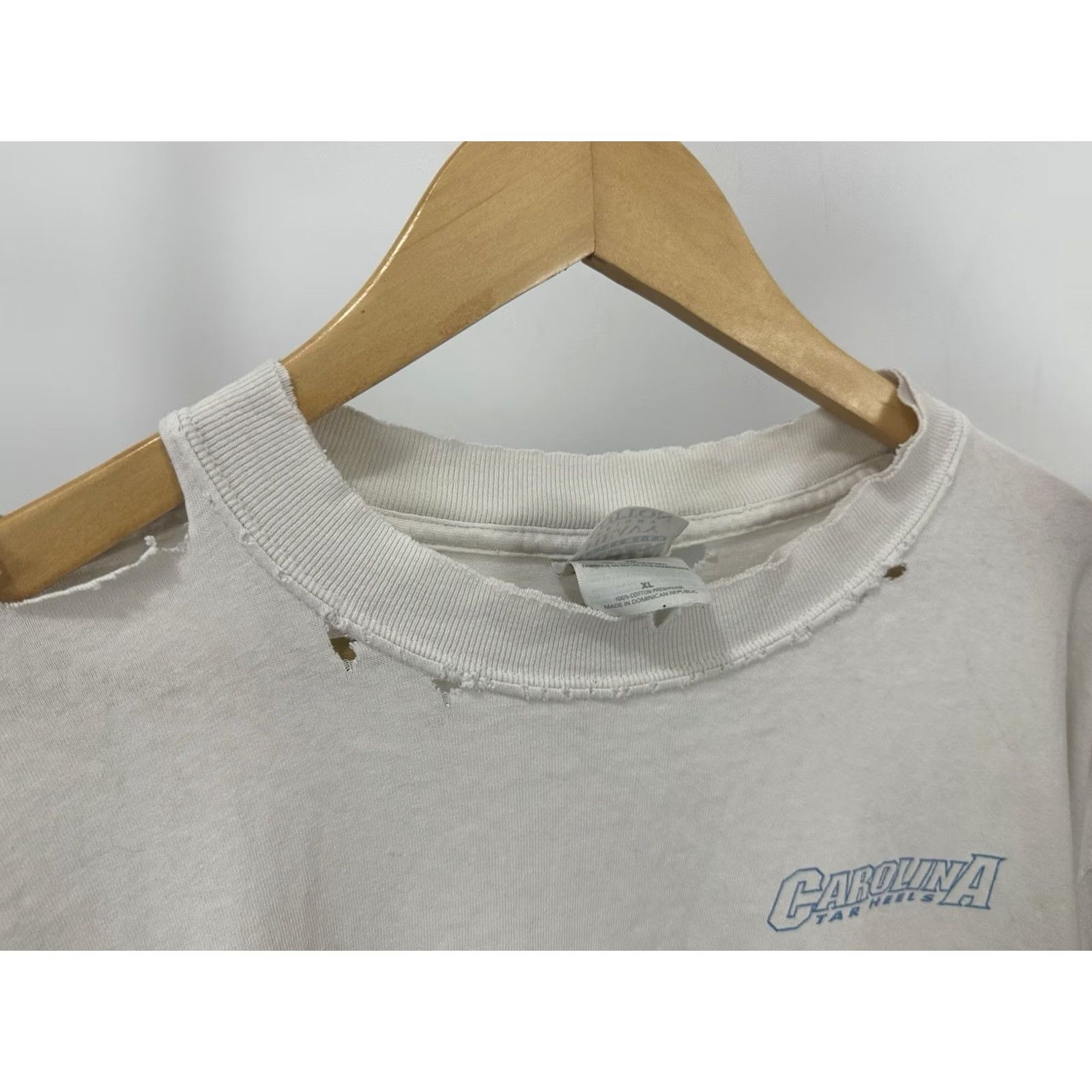 Gildan VTG UNC Carolina Tar Heels Foot Print Thrashed Worn Cotton Boxy T-Shirt XL Shirt Mens XL White Tar Heels UNC Distressed 90s Theme Size US XL / EU 56 / 4 - 7 Thumbnail