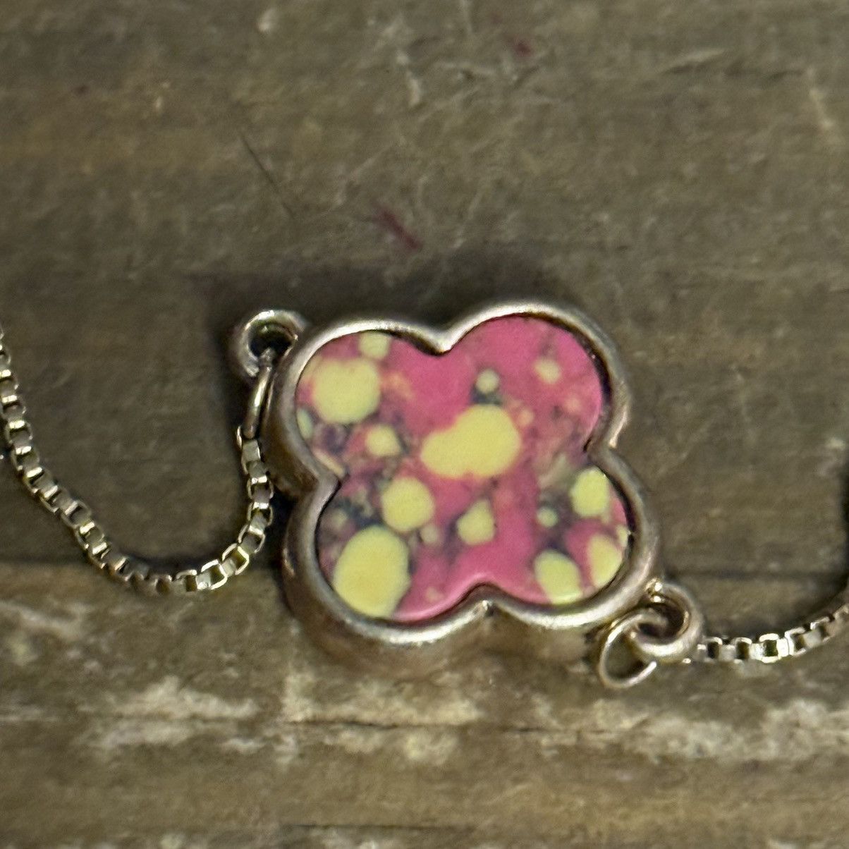 Other Gold tone pink and yellow blotchy clover bolo bracelet Size ONE SIZE - 5 Thumbnail