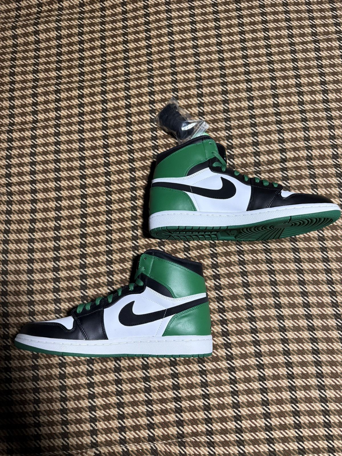 Jordan Brand Air Jordan Retro 1 Defining Moments Celtics (DMP) Size US 10 / EU 43 - 2 Thumbnail