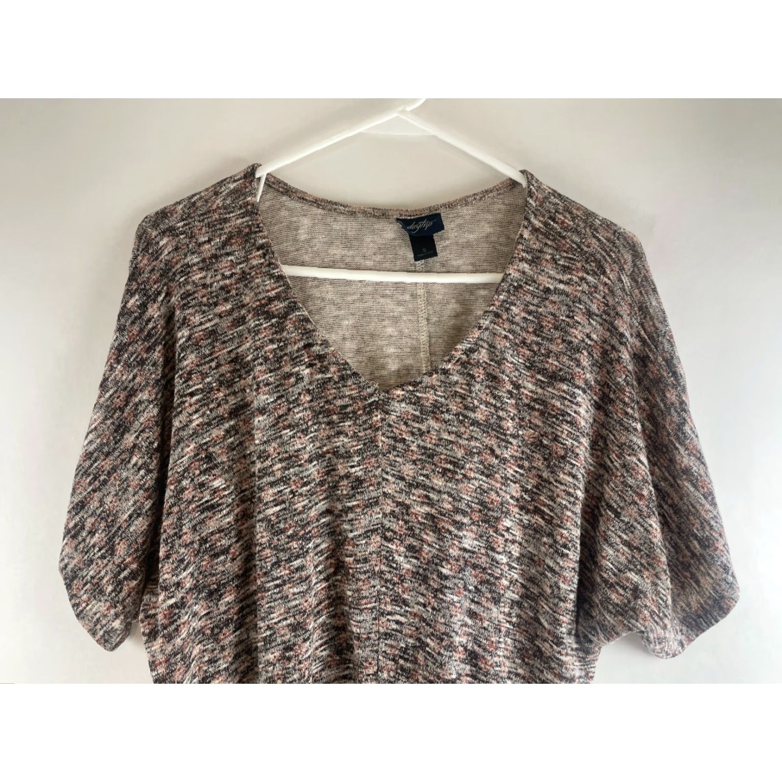 Vintage Daytrip Shirt Women's Size Small Gray White Pink Scoop Neck Crossed Knot Hem Size S / US 4 / IT 40 - 3 Thumbnail