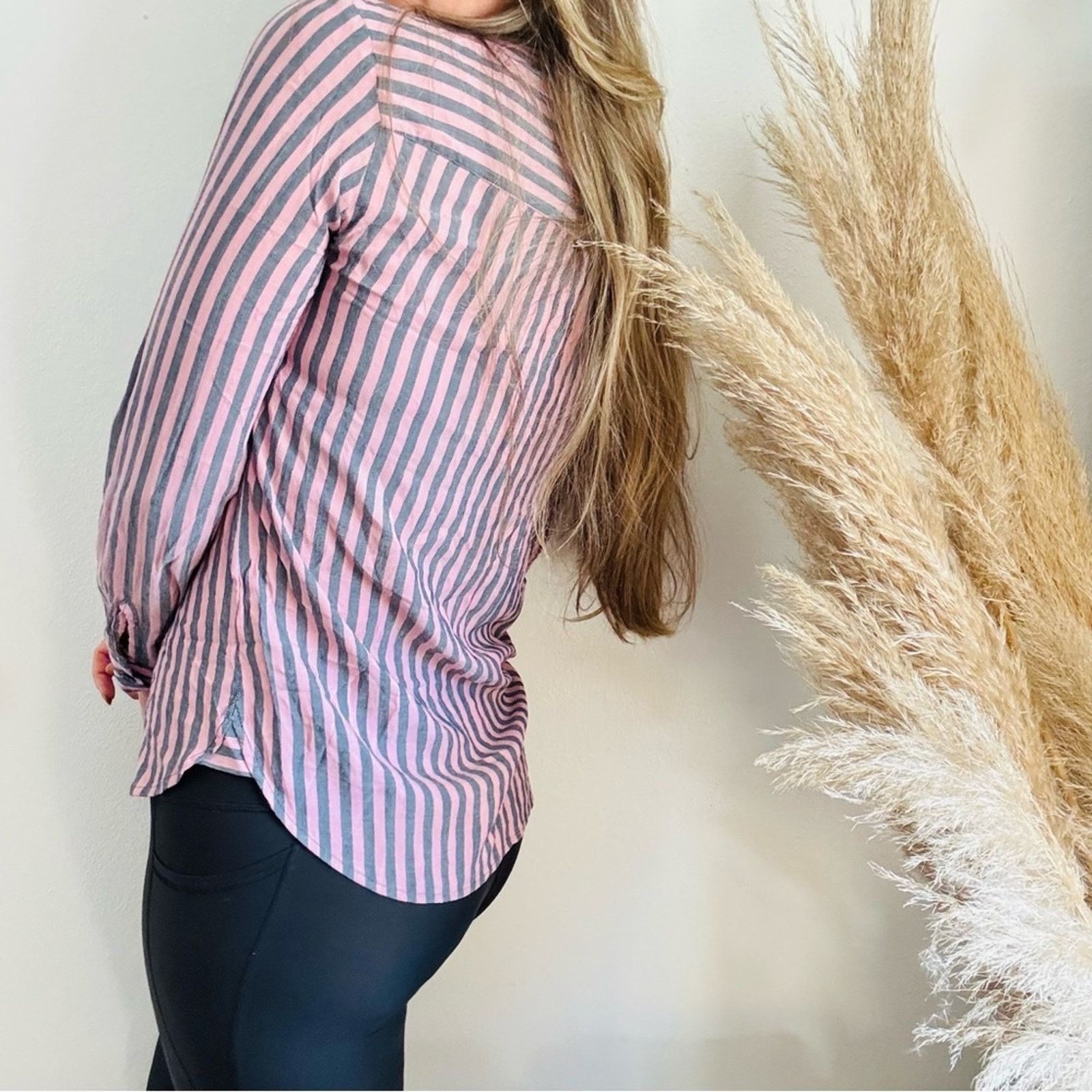 Express EXPRESS Pink Grey Gray Stripe Button Pocket Blouse Top Shirt Size S / US 4 / IT 40 - 4 Thumbnail