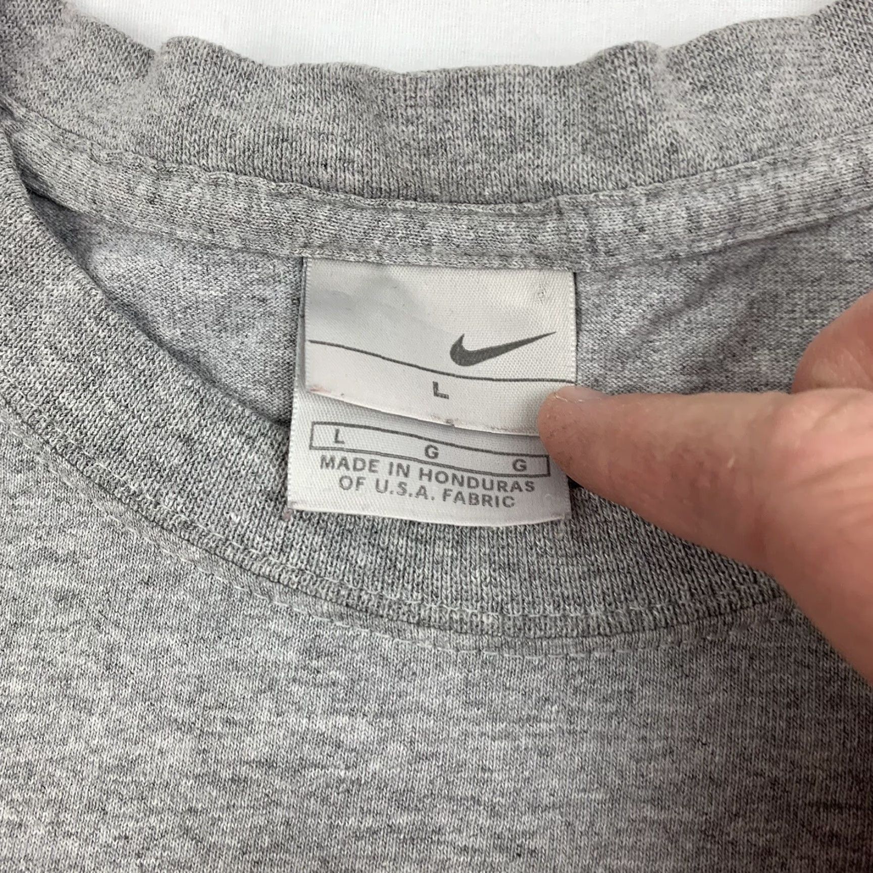 Nike VINTAGE Nike Air T Shirt Mens Adult Large Gray Y2K Sports Silver Tag Logo Spell Out Shirt Size US L / EU 52-54 / 3 - 5 Thumbnail