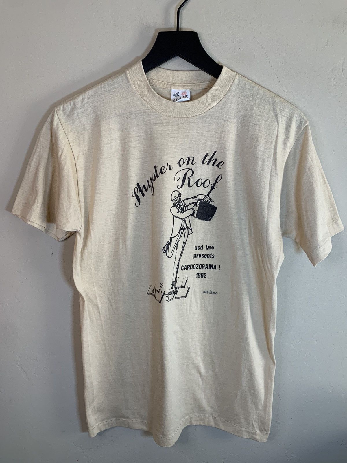 Vintage RARE* Vintage 1982 Shyster On The Roof UCD Law College Shirt Size US L / EU 52-54 / 3 - 1 Thumbnail