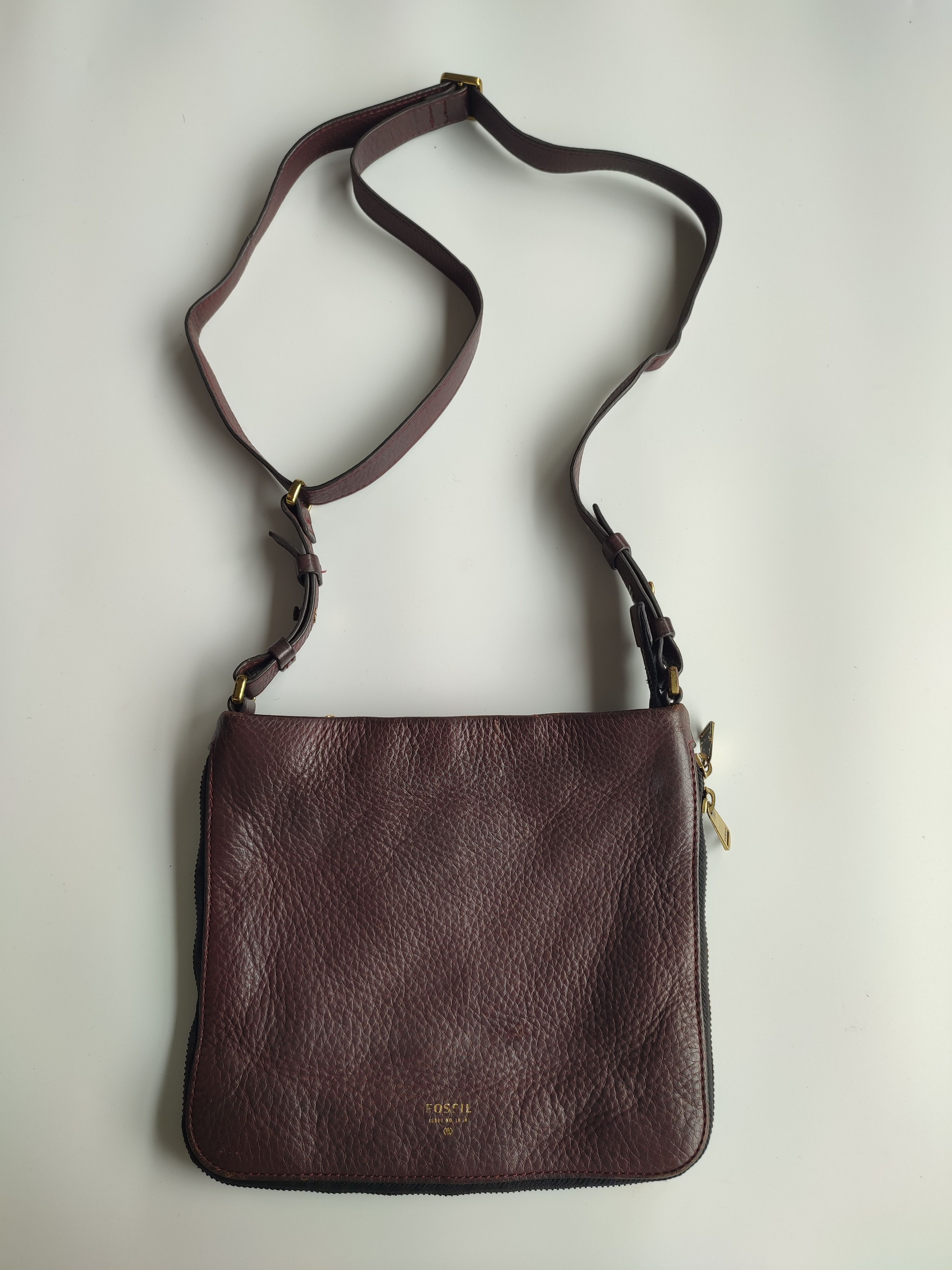 AUTH FOSSIL LEATHER SLINGBAG